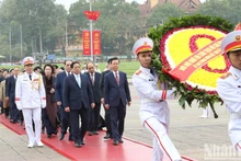 [Foto] Dirigentes del Partido y del Estado homenajean al Presidente Ho Chi Minh en ocasión del Tet