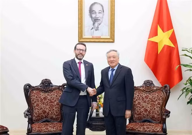 El viceprimer ministro permanente de Vietnam, Nguyen Hoa Binh, y el embajador del Reino Unido en Vietnam, Iain Frew. (Foto: VNA)