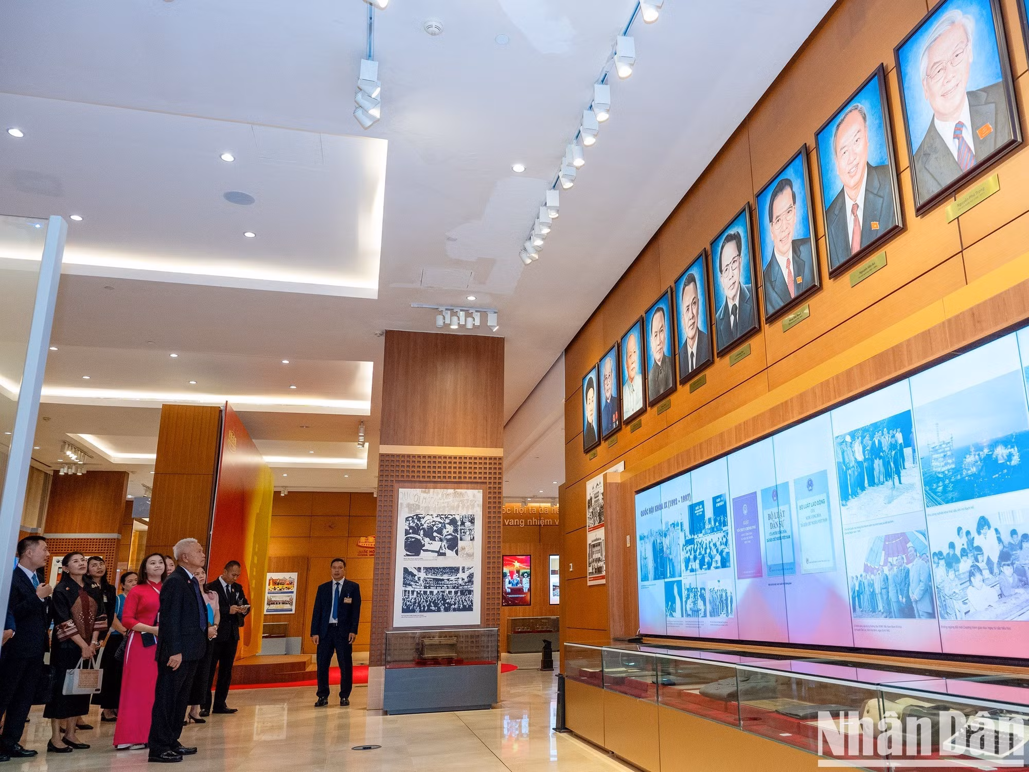 El dirigente tailandés recorre las galerías del museo.