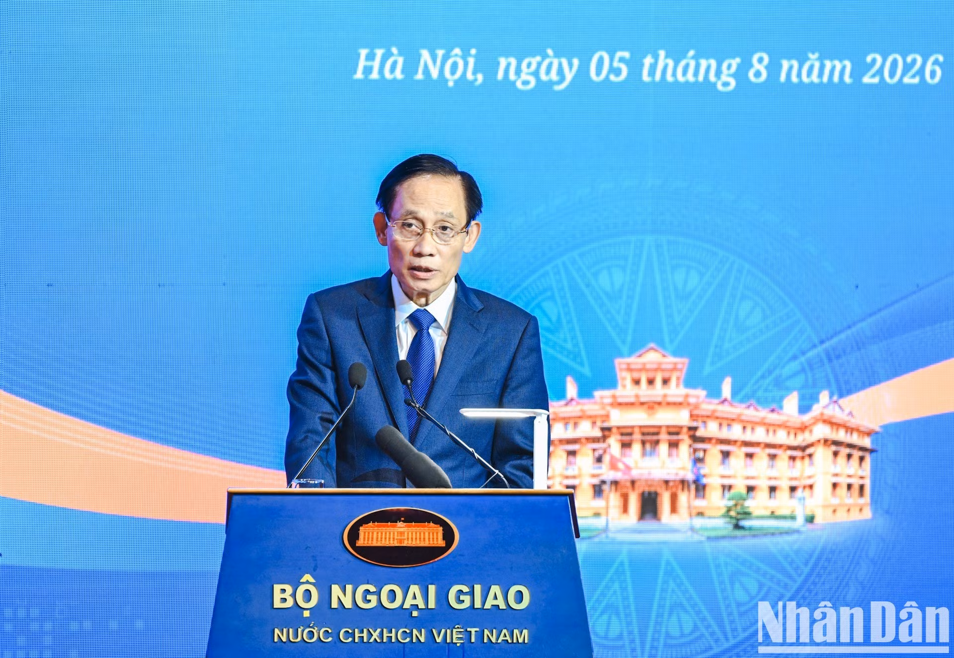 El ministro de Relaciones Exteriores de Vietnam, Le Hoai Trung, toma la palabra.