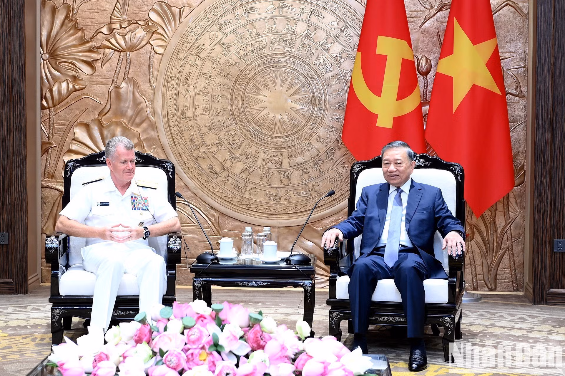 El secretario general del Partido Comunista y presidente de Vietnam, To Lam, recibe al almirante Samuel Paparo, comandante del Comando del Pacífico de Estados Unidos.