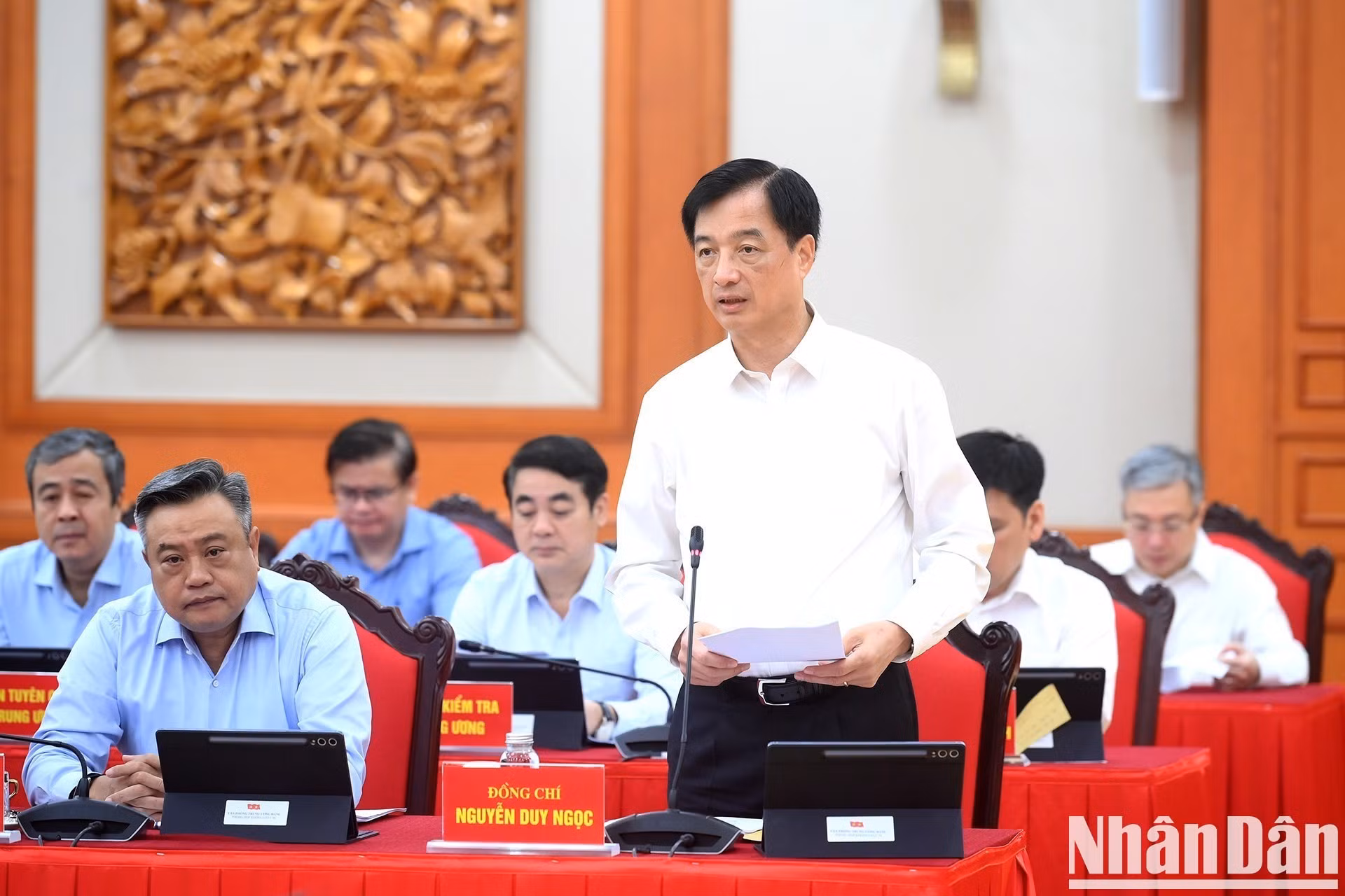 Nguyen Duy Ngoc, miembro del Buró Político del Comité Central del Partido, secretario del Comité Central del Partido y jefe de su Comisión de Organización, presenta un informe.
