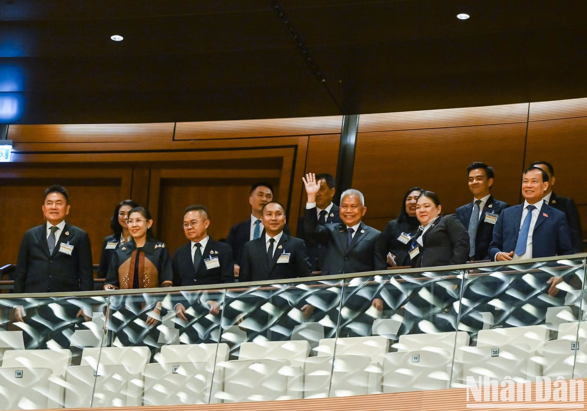 El presidente de la Asamblea Nacional y de la Cámara de Representantes de Tailandia, Sophon Zaram, presencia una sesión de la primera reunión extraordinaria de la Asamblea Nacional de Vietnam de la XVI legislatura.
