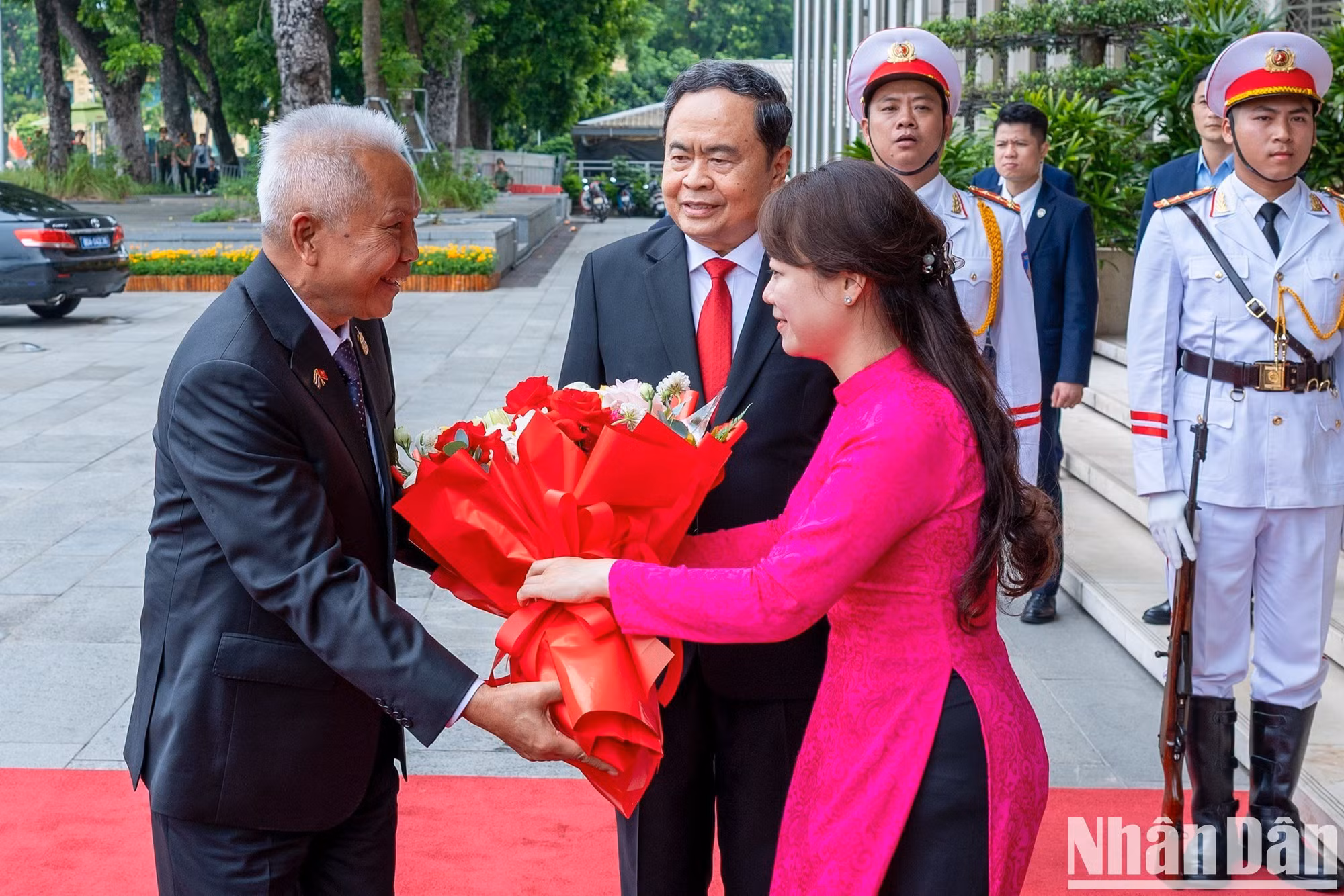El invitado tailandés recibe flores de bienvenida de la Oficina de la Asamblea Nacional de Vietnam.