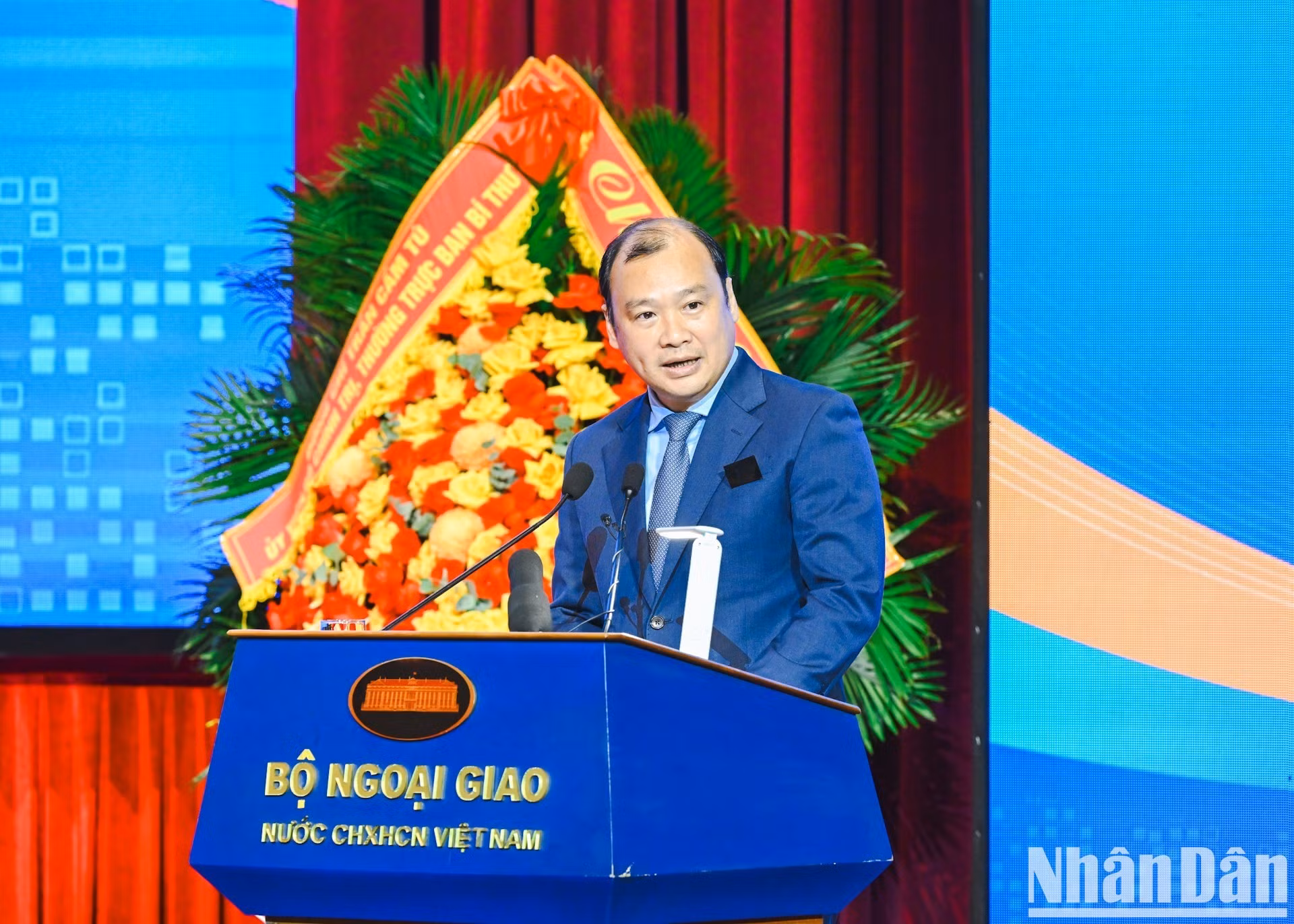 El vicedirector permanente de la Academia Nacional de Política Ho Chi Minh, Le Hai Binh, presenta una ponencia.