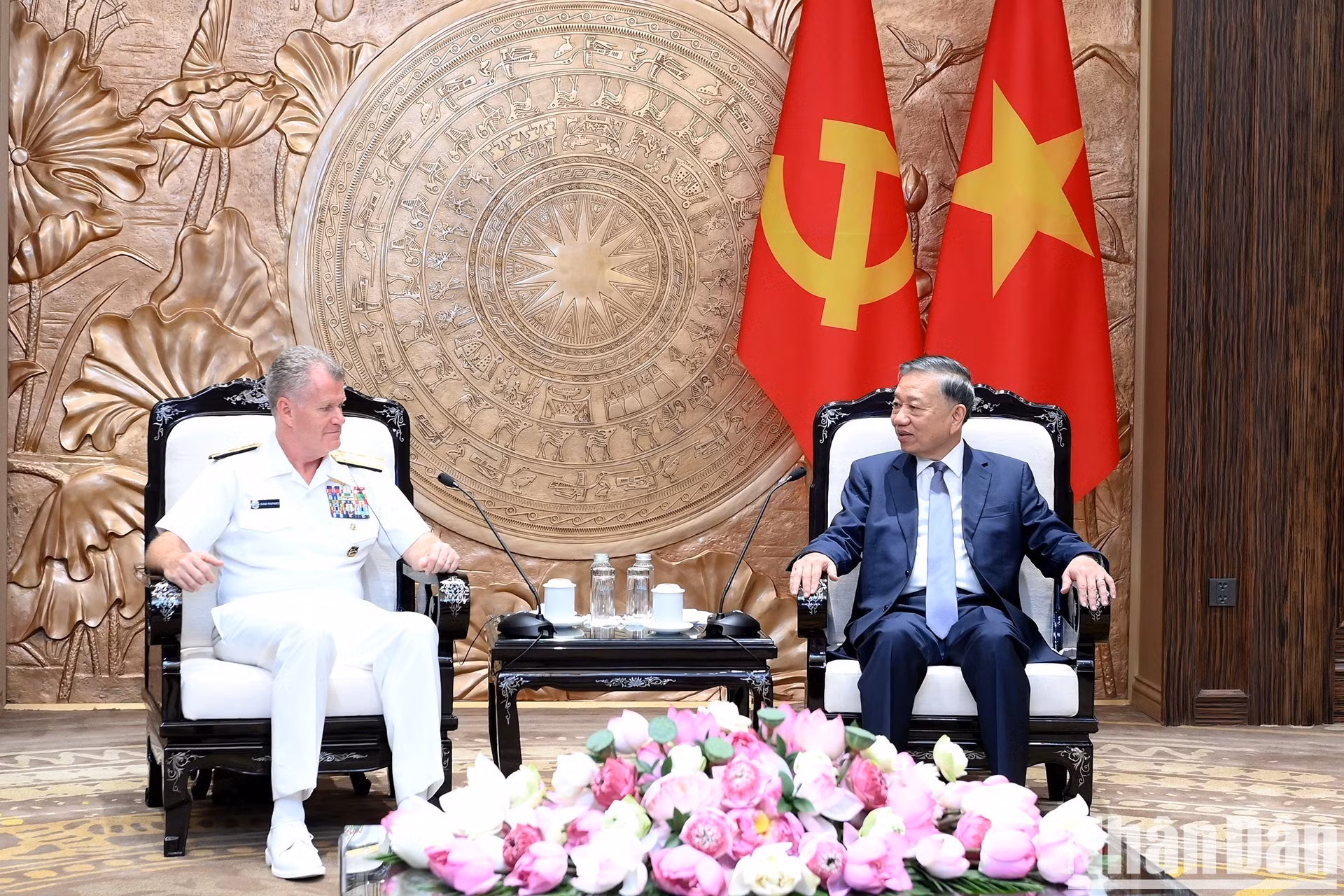El secretario general del Partido Comunista y presidente de Vietnam, To Lam, conversa con el almirante Samuel Paparo, comandante del Comando del Pacífico de Estados Unidos.
