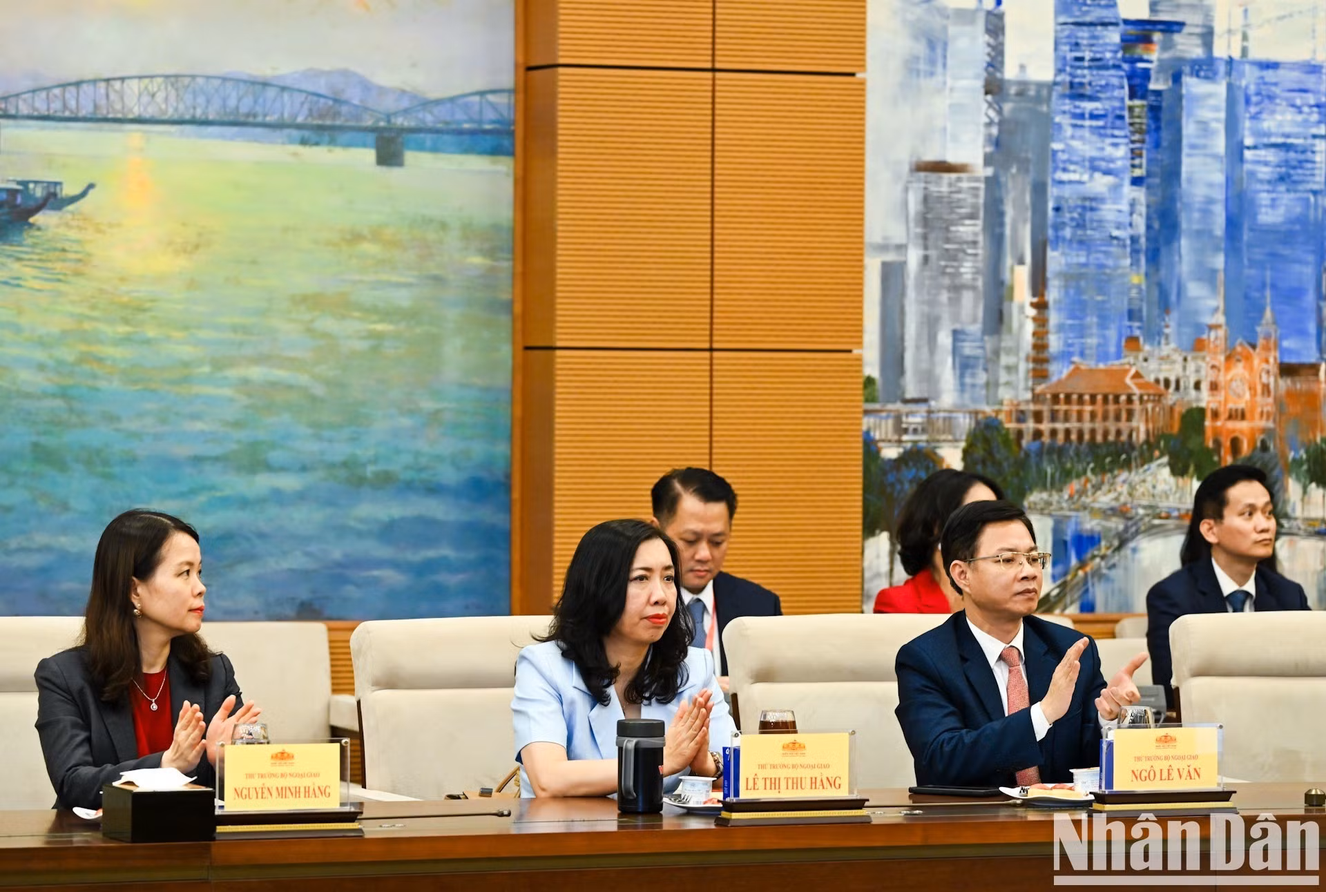 Los líderes del Ministerio de Relaciones Exteriores y los embajadores y jefes de misiones diplomáticas vietnamitas en el extranjero asisten a la cita. (Foto: Duy Linh)