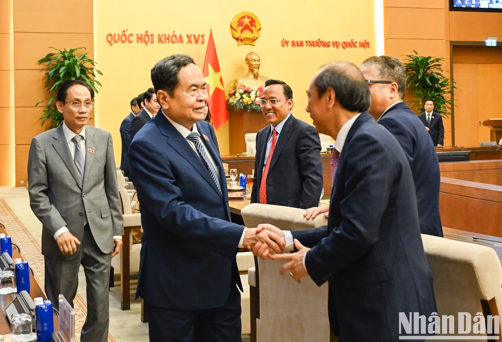 El presidente de la Asamblea Nacional vietnamita, Tran Thanh Man, se reúne con los líderes del Ministerio de Relaciones Exteriores y embajadores y jefes de misiones diplomáticas vietnamitas en el extranjero. (Foto: Duy Linh)