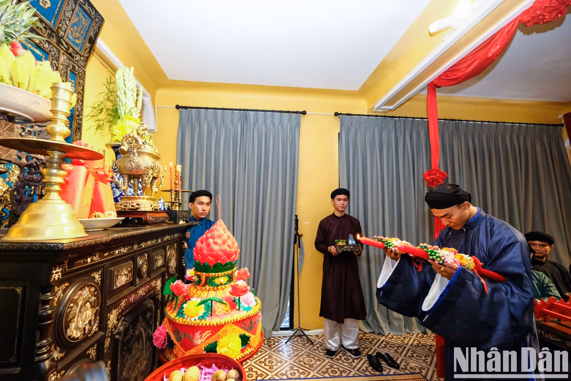 El novio enciende las velas ceremoniales antes de realizar el rito de homenaje a los antepasados en la casa de la novia.