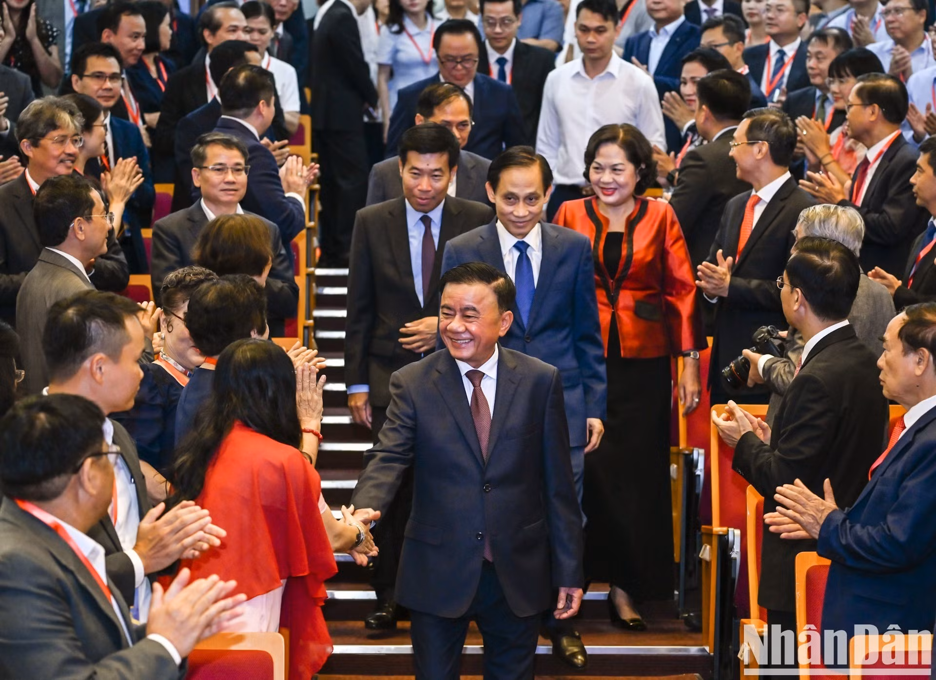 El compañero Tran Cam Tu junto a dirigentes del Ministerio de Relaciones Exteriores y jefes de agencias de representación de Vietnam en el extranjero.