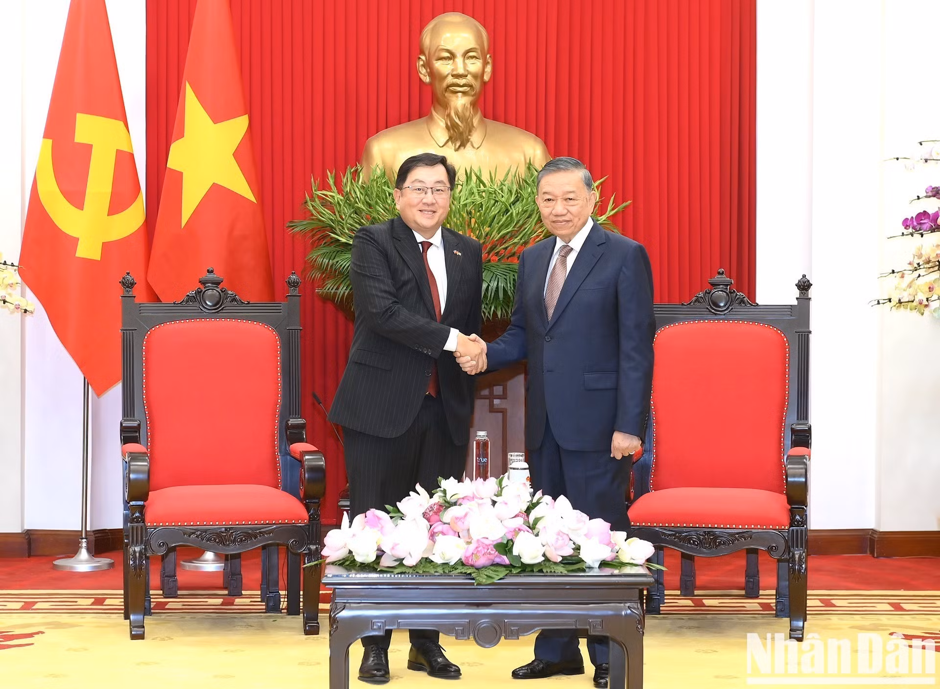 El secretario general del Partido Comunista y presidente de Vietnam, To Lam (derecha), y el embajador saliente de Malasia, Dato’ Tan Yang Thai.
