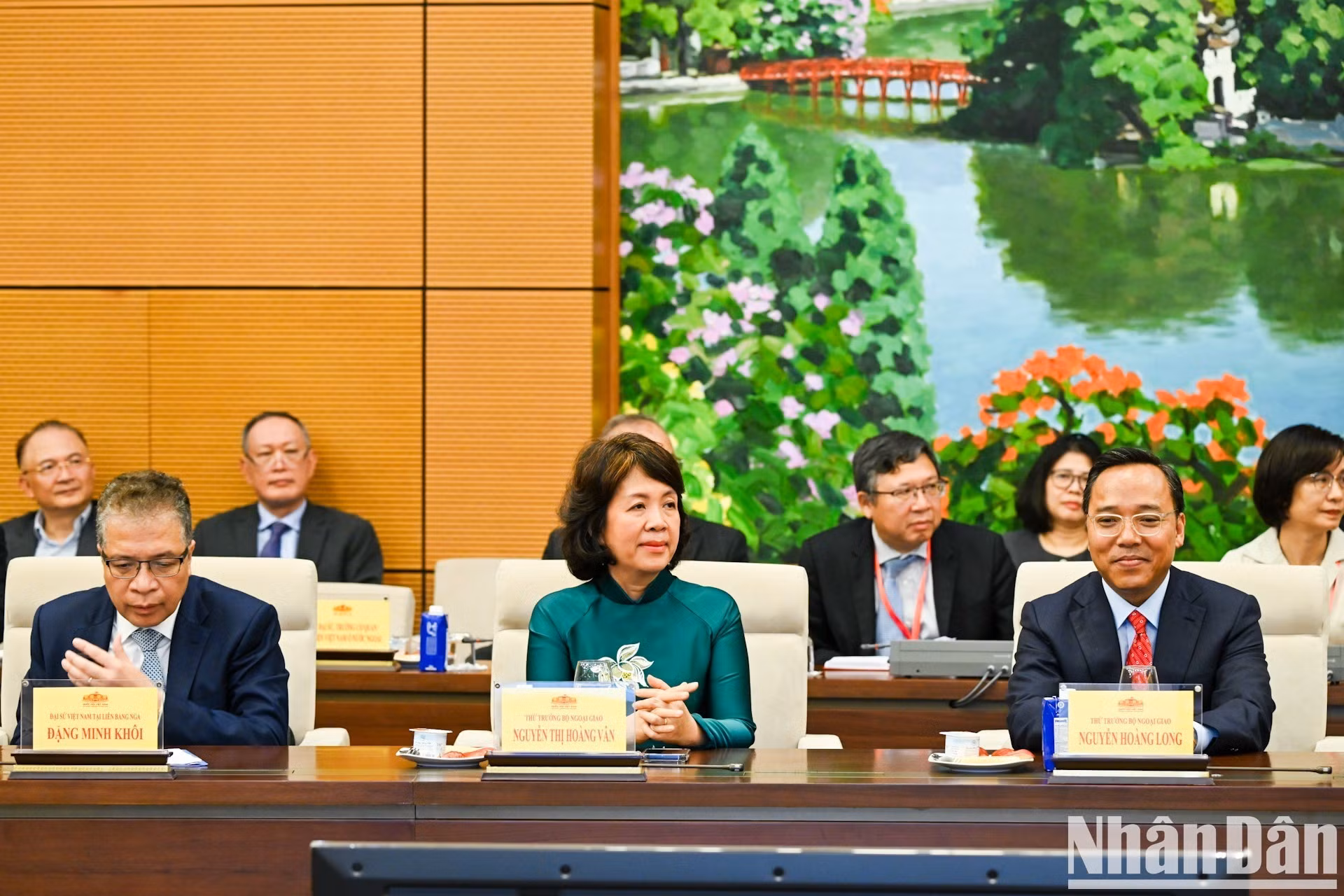 Los líderes del Ministerio de Relaciones Exteriores y los embajadores y jefes de misiones diplomáticas vietnamitas en el extranjero en la reunión. (Foto: Duy Linh)