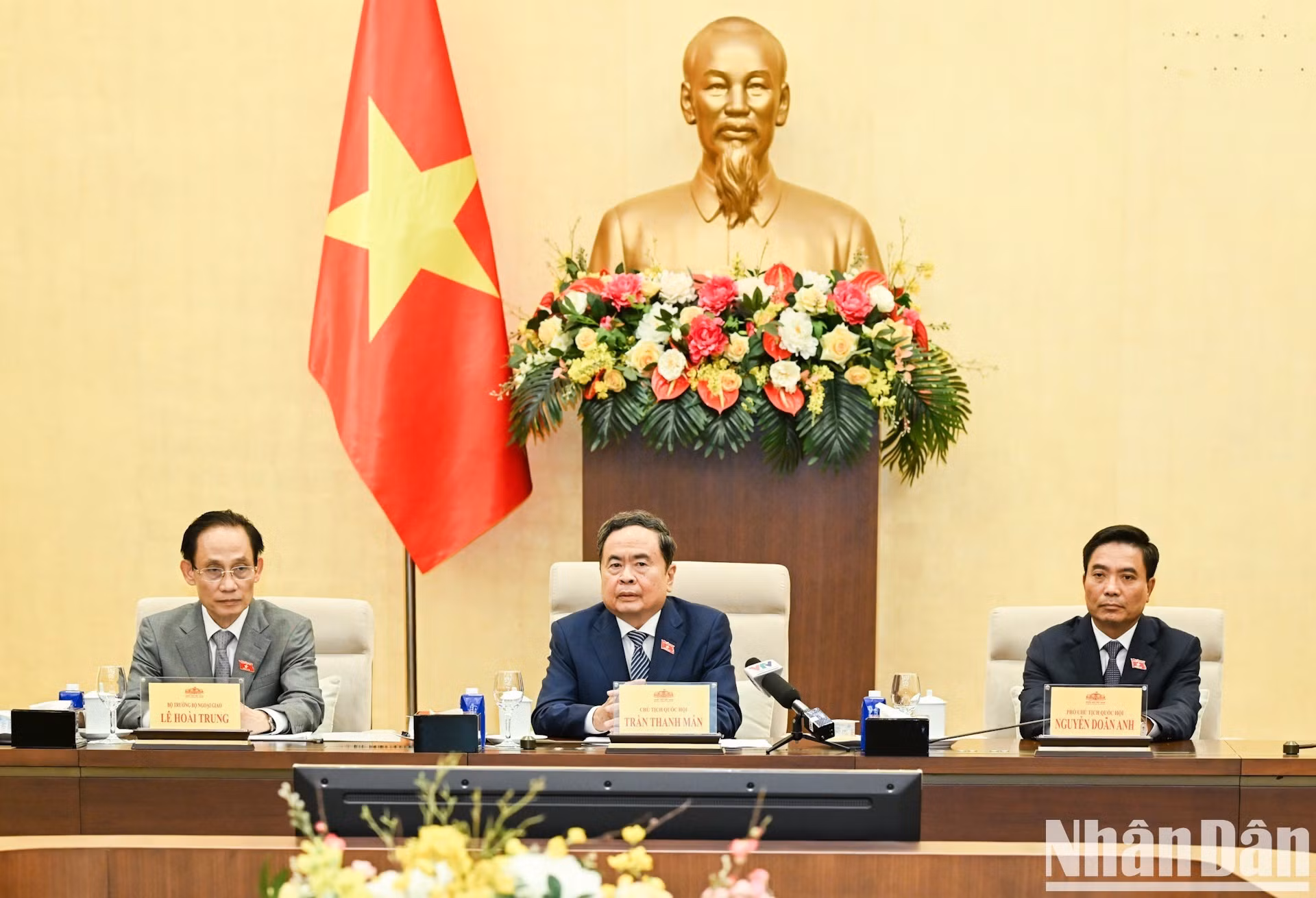 El presidente de Parlamento vietnamita, Tran Thanh Man, preside la reunión. (Foto: Duy Linh)