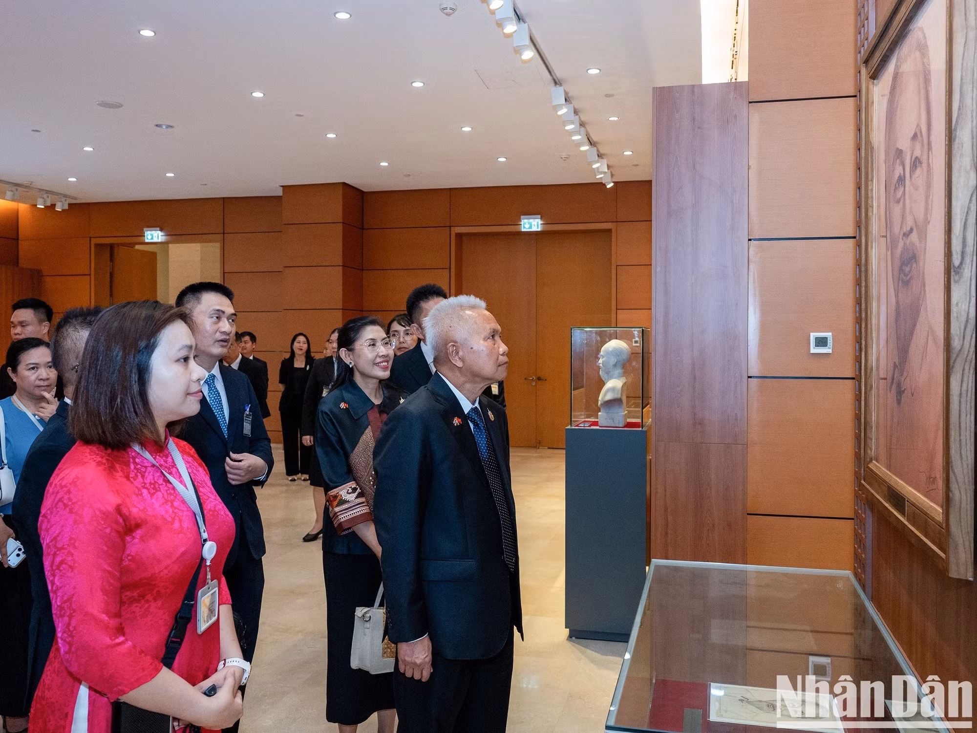 El presidente de la Asamblea Nacional y de la Cámara de Representantes de Tailandia, Sophon Zaram, visita el Museo de la Asamblea Nacional de Vietnam, ubicado en el recinto de la Casa Parlamentaria.