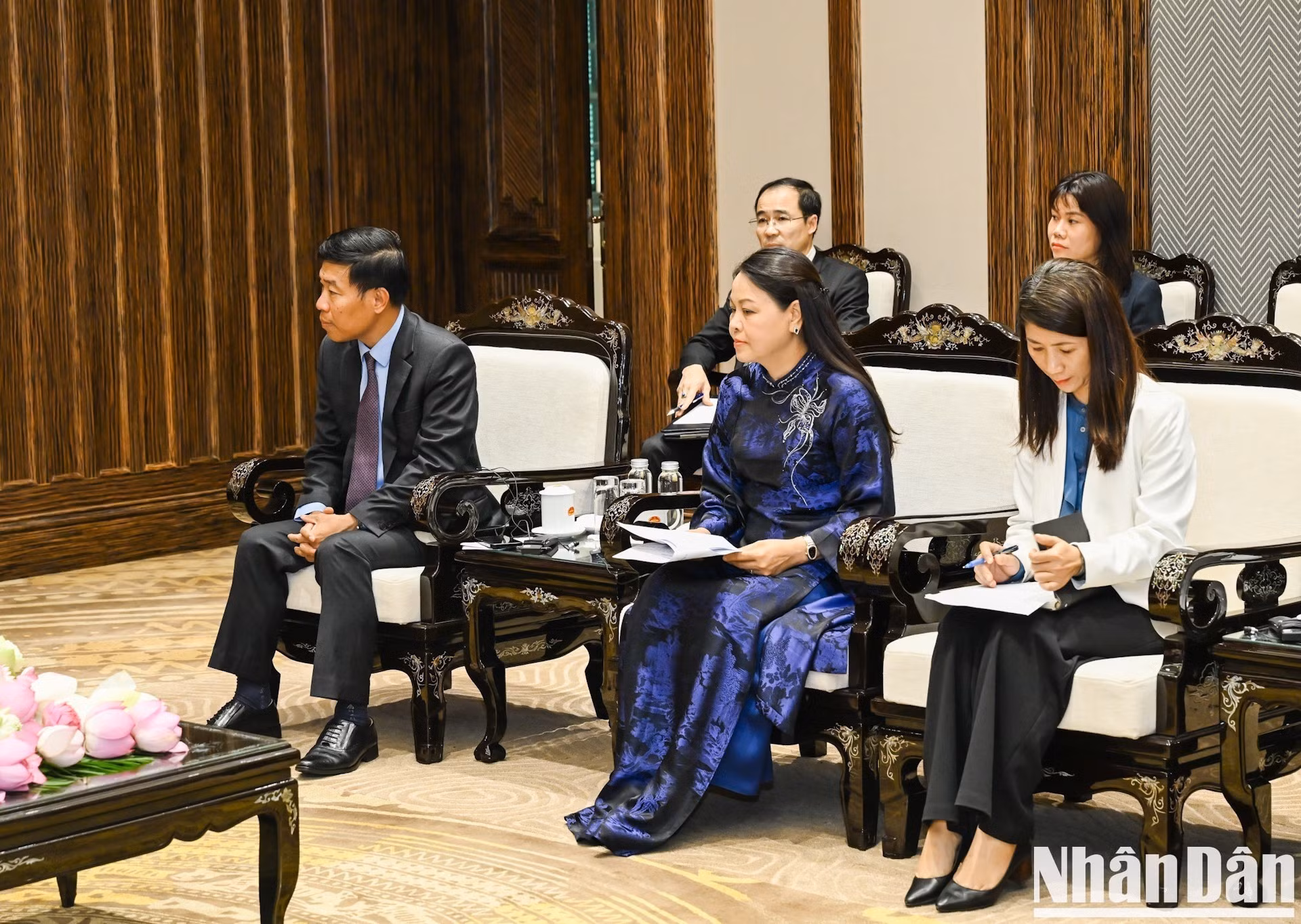 Representantes del Ministerio de Relaciones Exteriores de Vietnam y de la Oficina del Partido Comunista en la reunión.