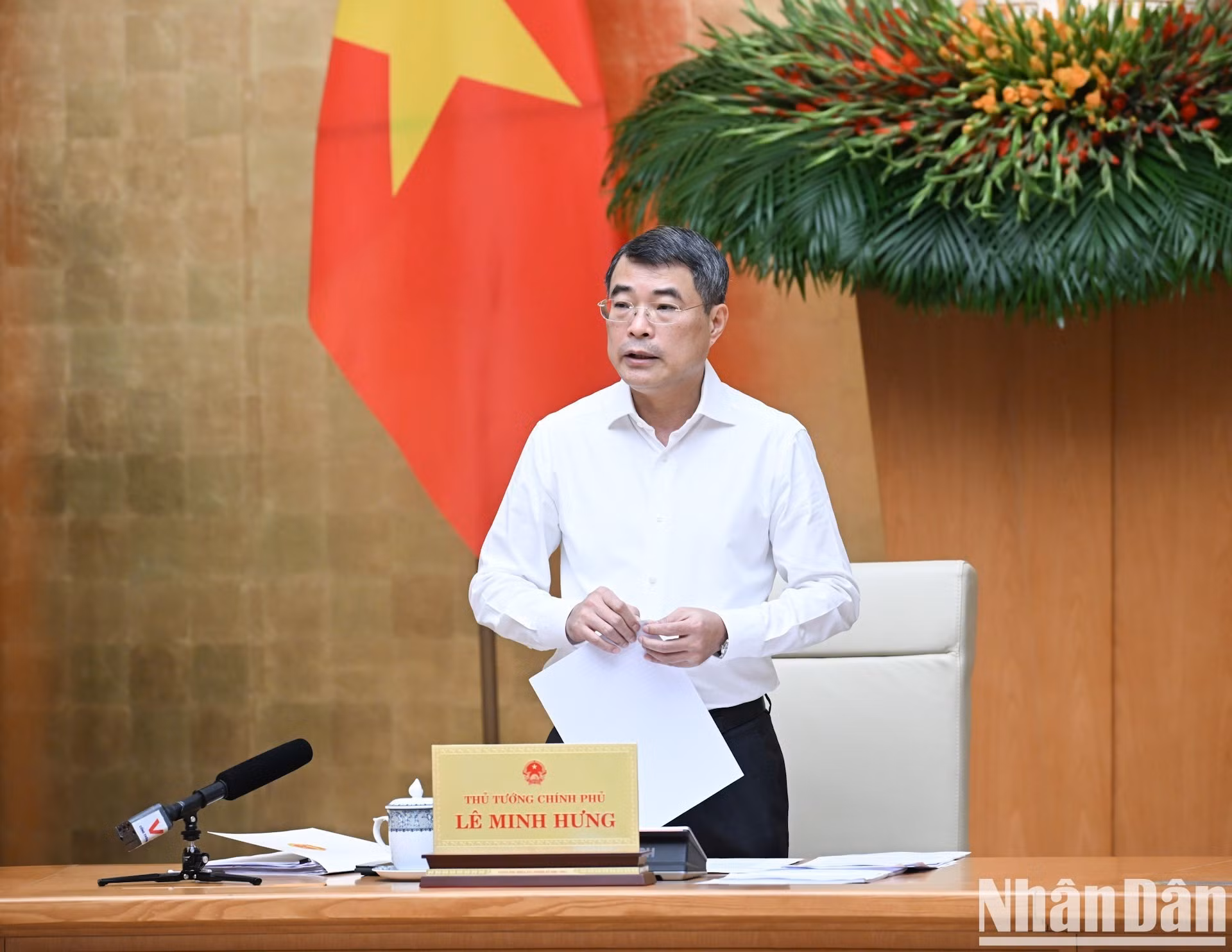 El premier Le Minh Hung habla en la reunión.