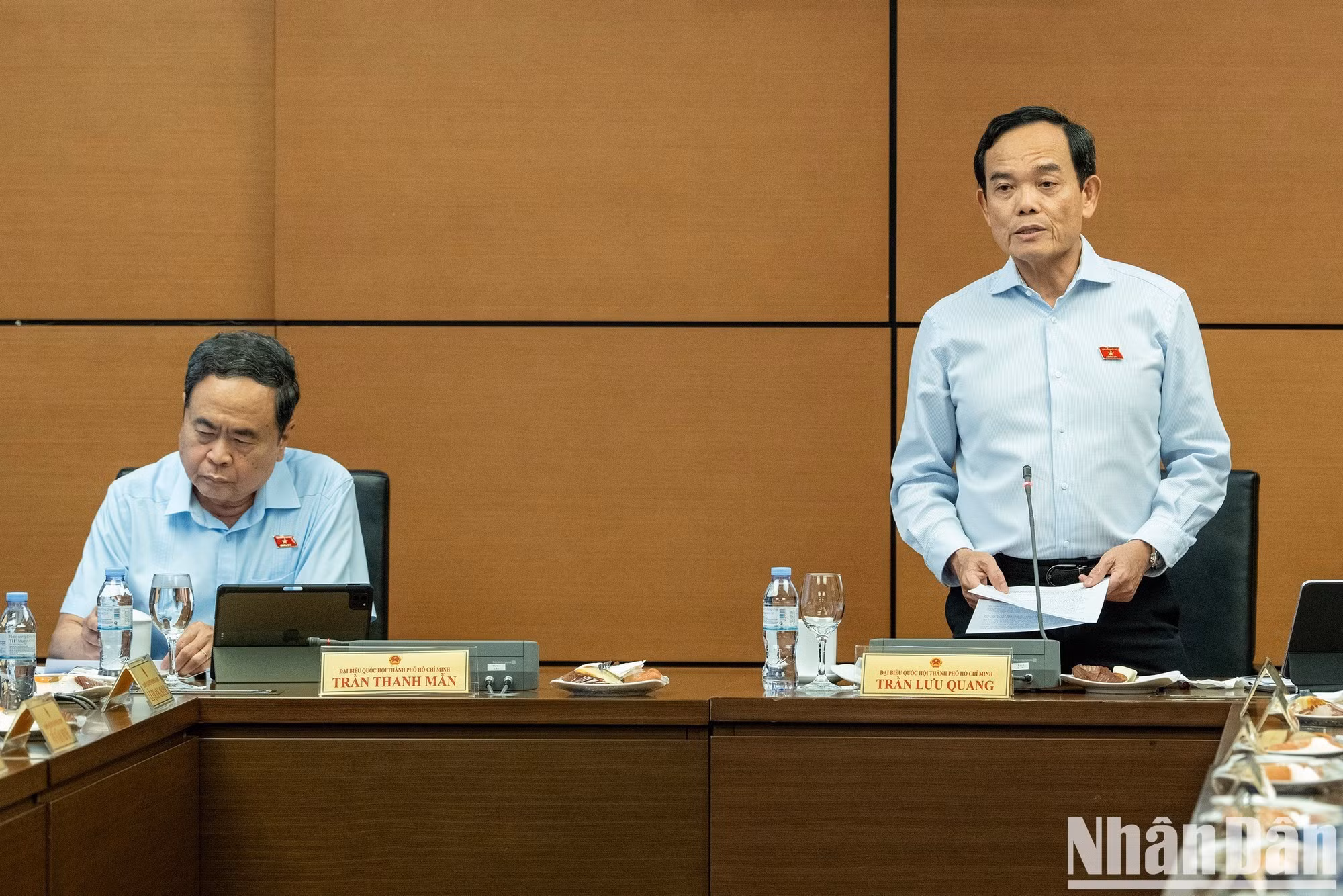 El secretario del Partido Comunista de Vietnam en Ciudad Ho Chi Minh, Tran Luu Quang, habla en la reunión.