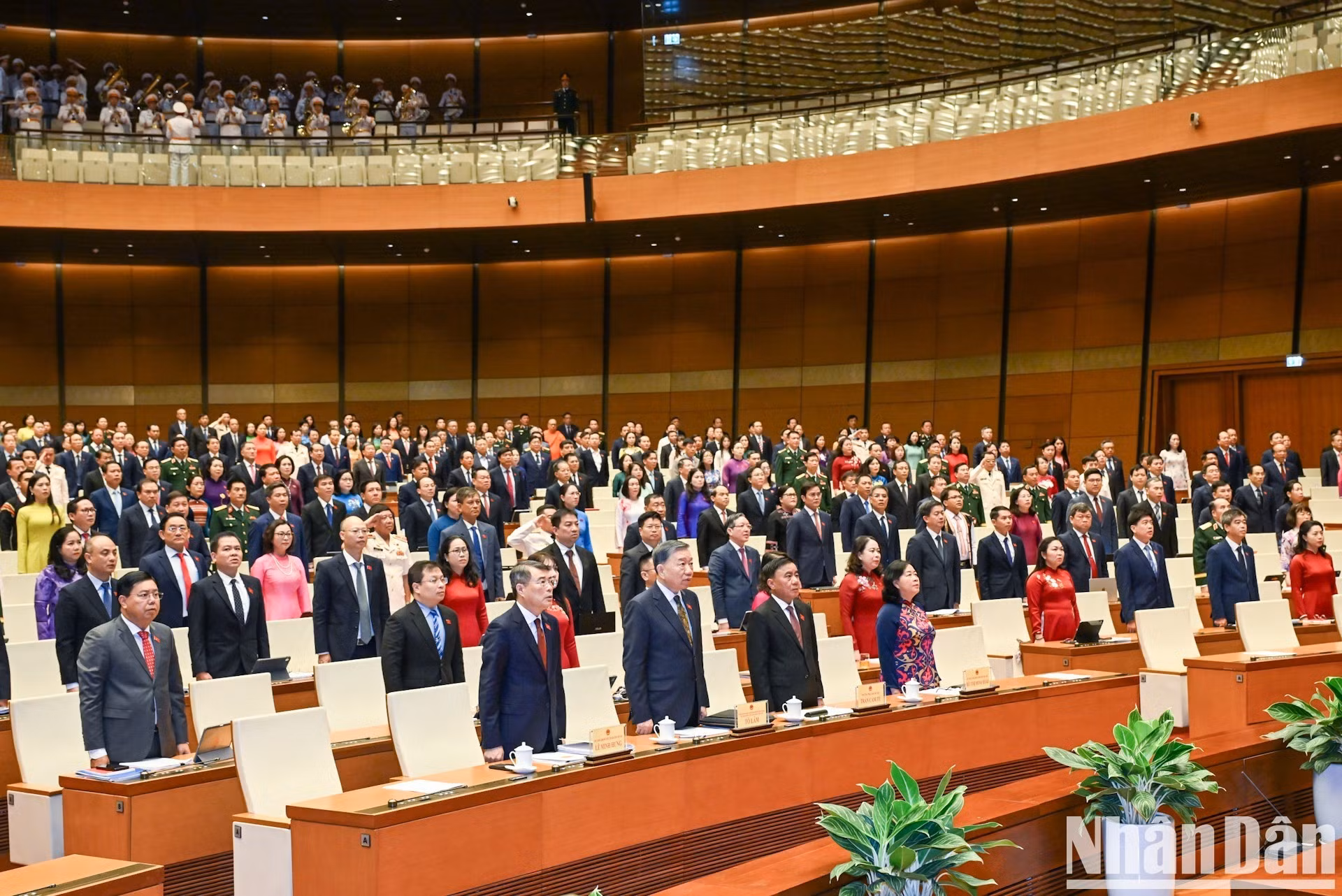 Los dirigentes del Partido y del Estado realizan el acto de saludo a la bandera nacional.