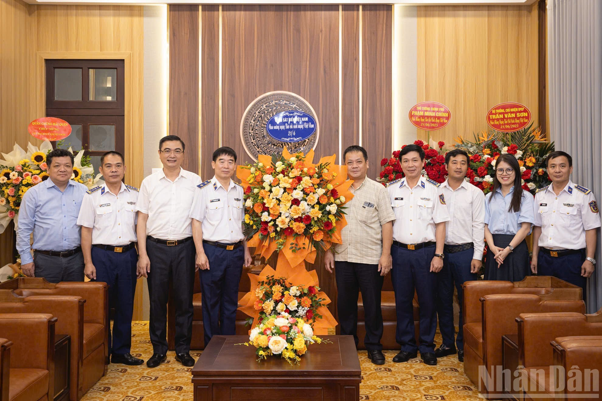 El teniente general Bui Quoc Oai, secretario del Comité del Partido y comisario político de la Policía Marítima de Vietnam, felicita al periódico Nhan Dan.