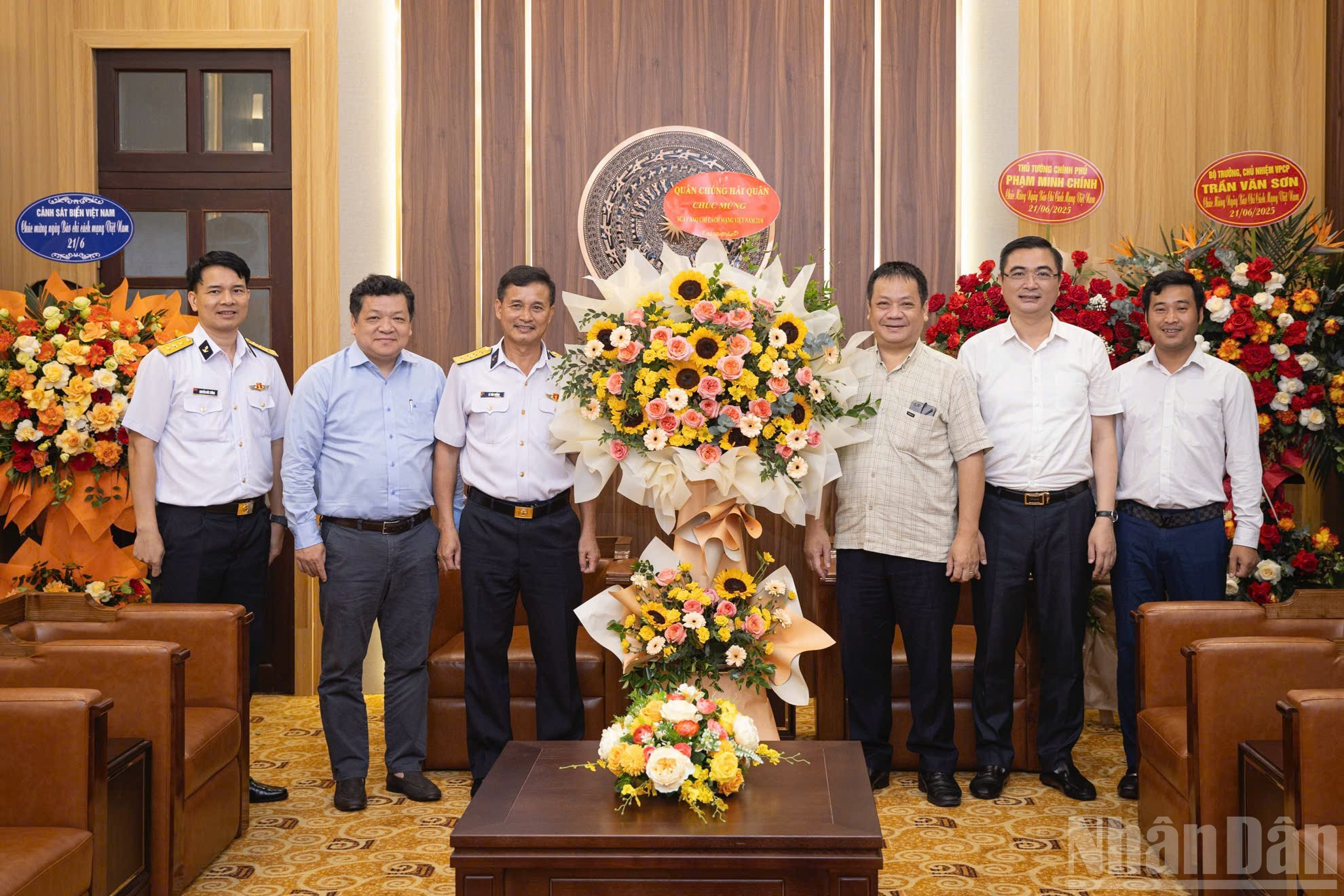 El representante de la Armada de Vietnam visita el periódico Nhan Dan.