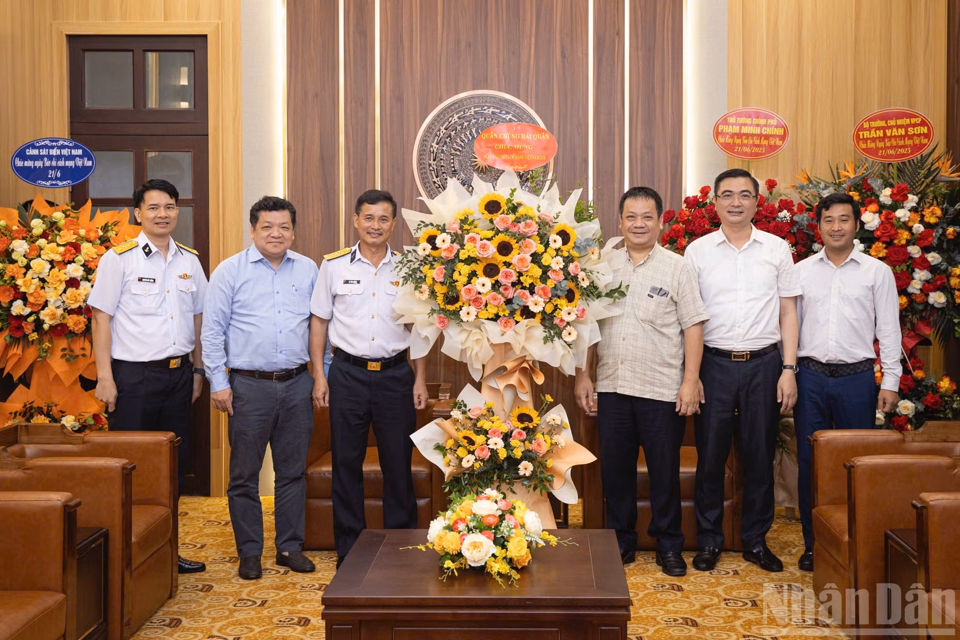 El representante de la Armada de Vietnam visita el periódico Nhan Dan.