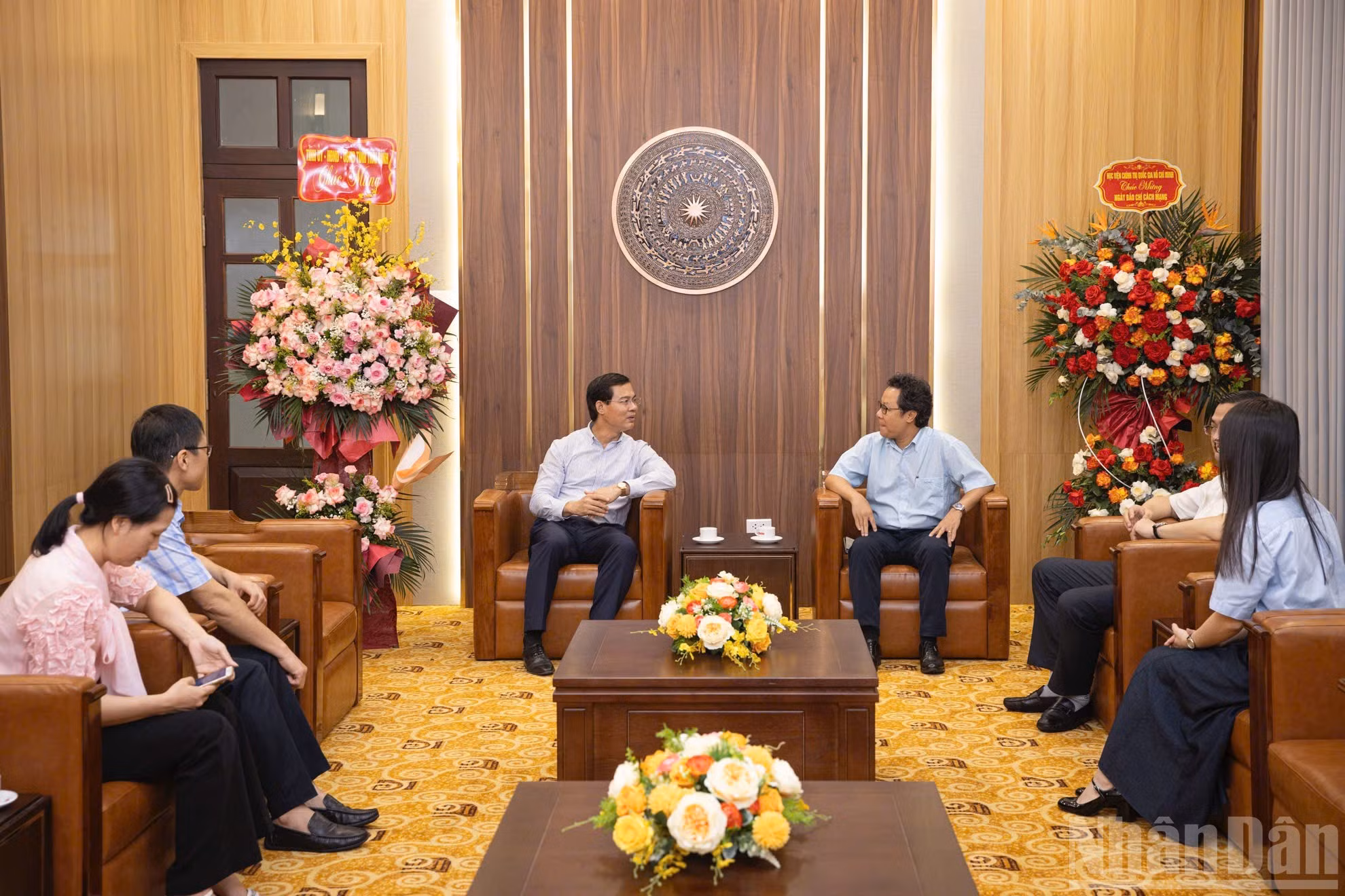 El representante del Comité del Partido, del Consejo Popular y del Comité Popular de la provincia de Thai Binh, Nguyen Anh Tuan, y subdirector del Servicio Municipal de Cultura, Deportes y Turismo, expresa su agradecimiento al periódico Nhan Dan por su acompañamiento, apoyo y estrecha colaboración con el territorio durante el tiempo pasado.