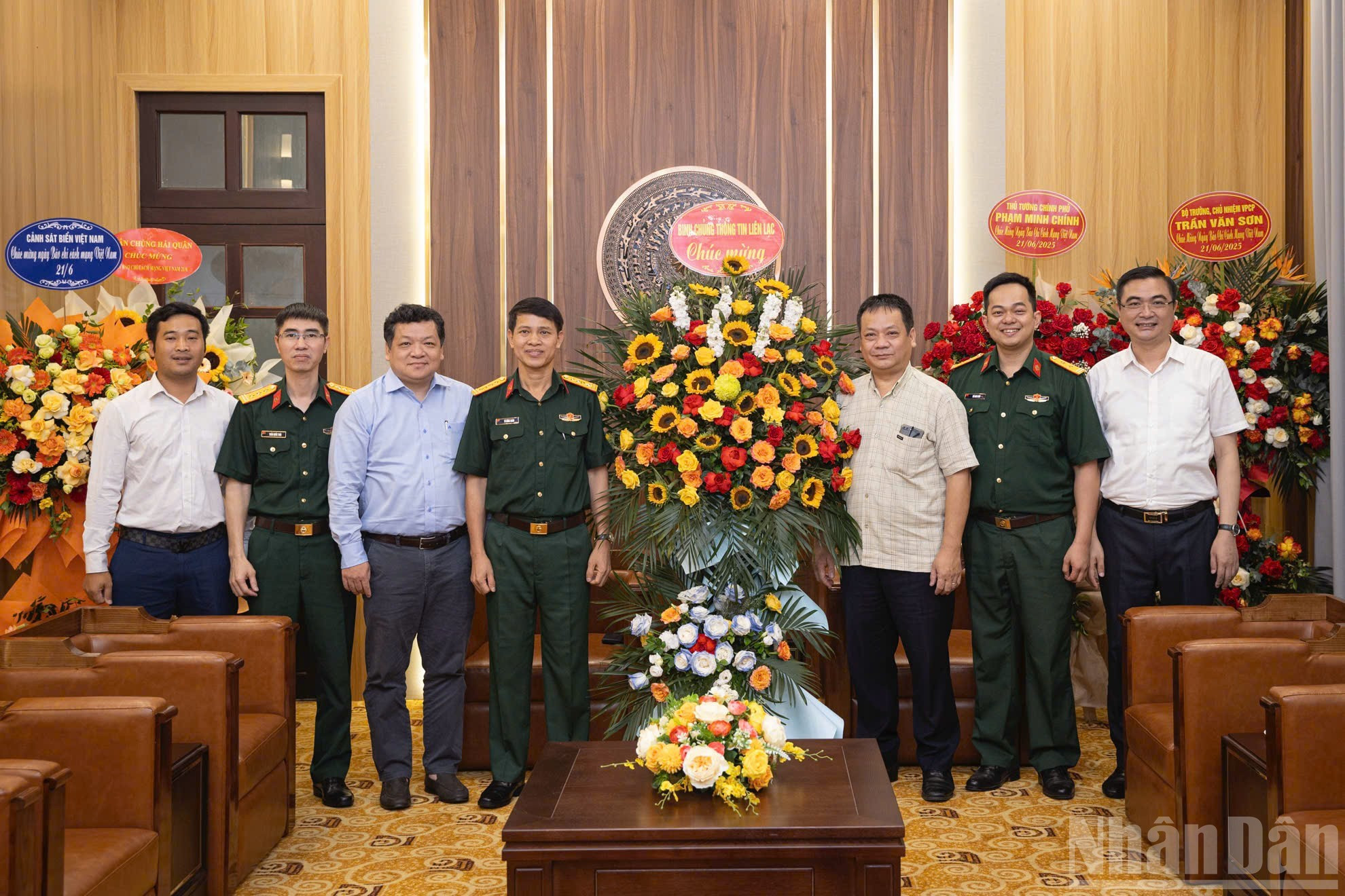El coronel To Hong Quan, subcomisario político del Cuerpo de Información y Comunicaciones, visita el periódico Nhan Dan.