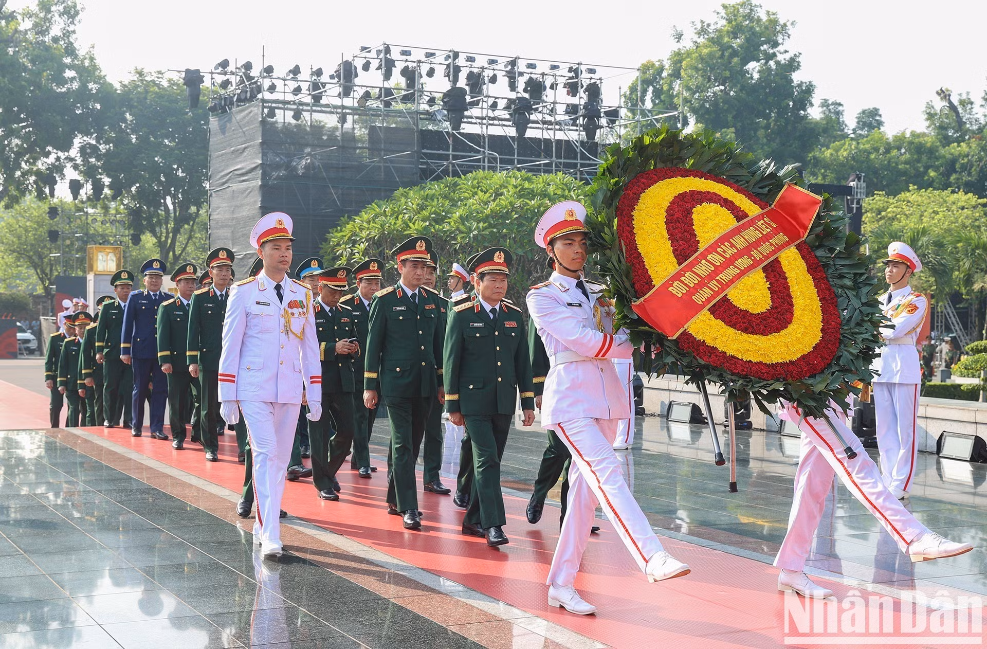 La delegación de la Comisión Militar Central y el Ministerio de Defensa.