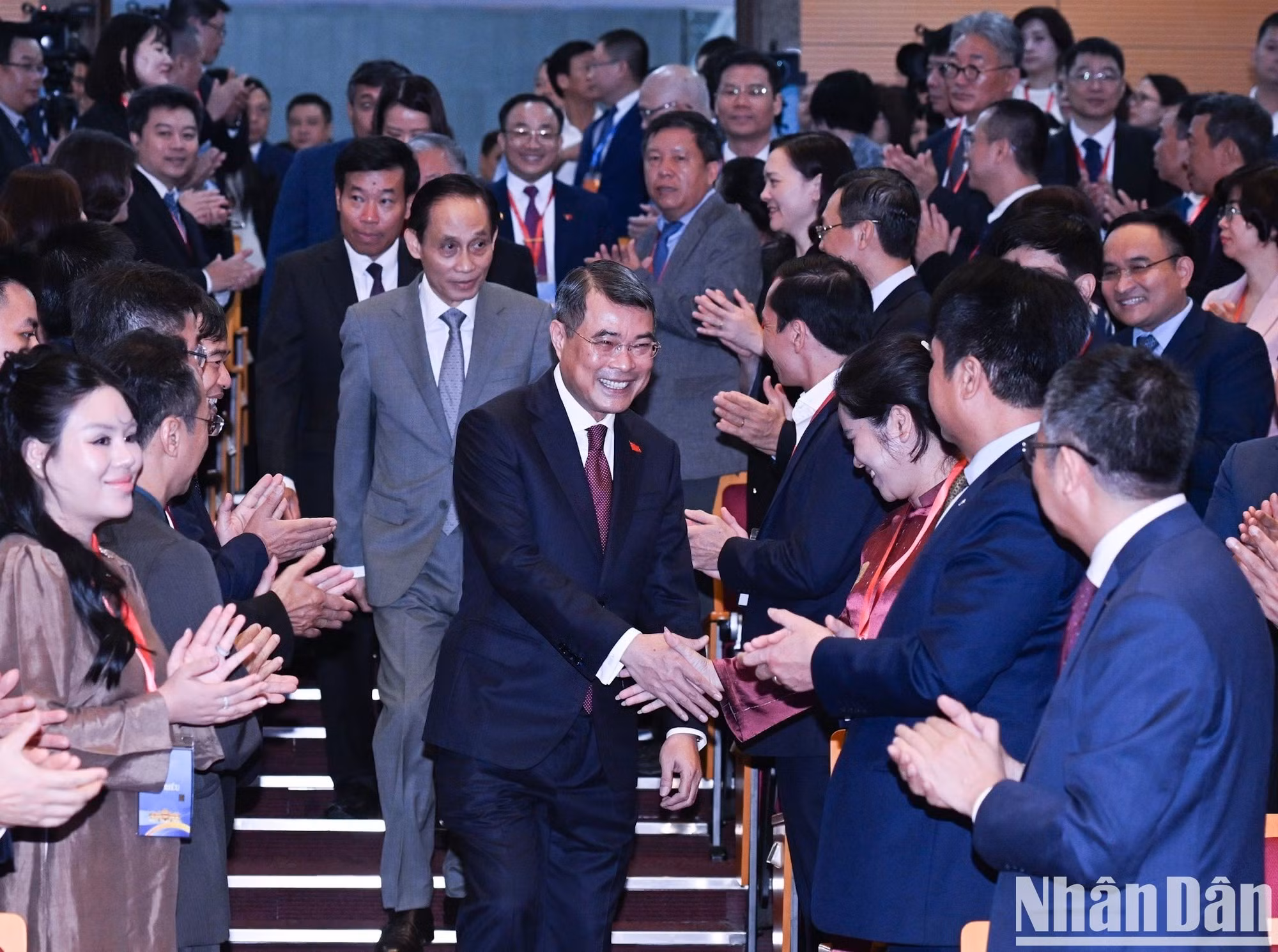 El primer ministro vietnamita, Le Minh Hung, estrecha la mano de los delegados.