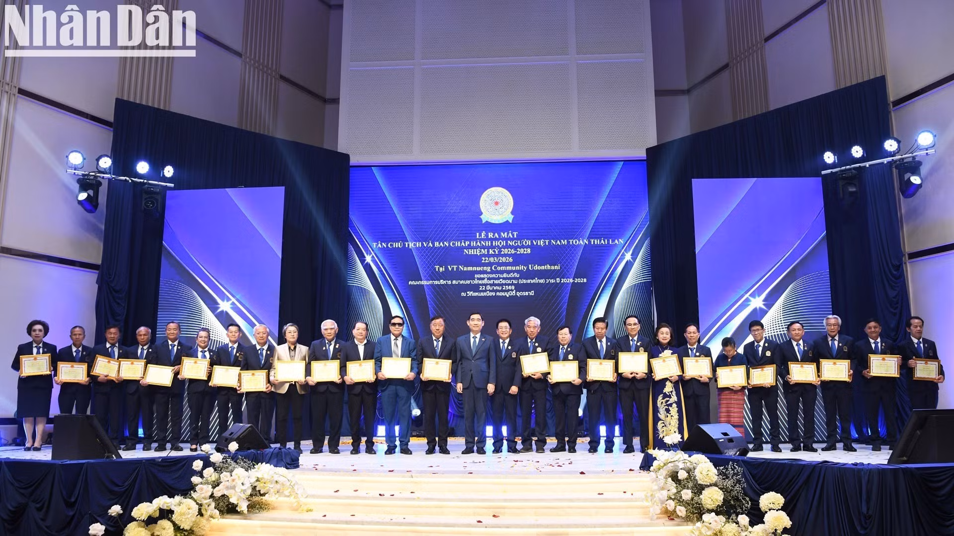 El presidente y los miembros del Buró Ejecutivo de la Asociación de Vietnamitas en Tailandia para el mandato 2026-2028 se presentan ante la comunidad connacional. (Foto: Nhan Dan)