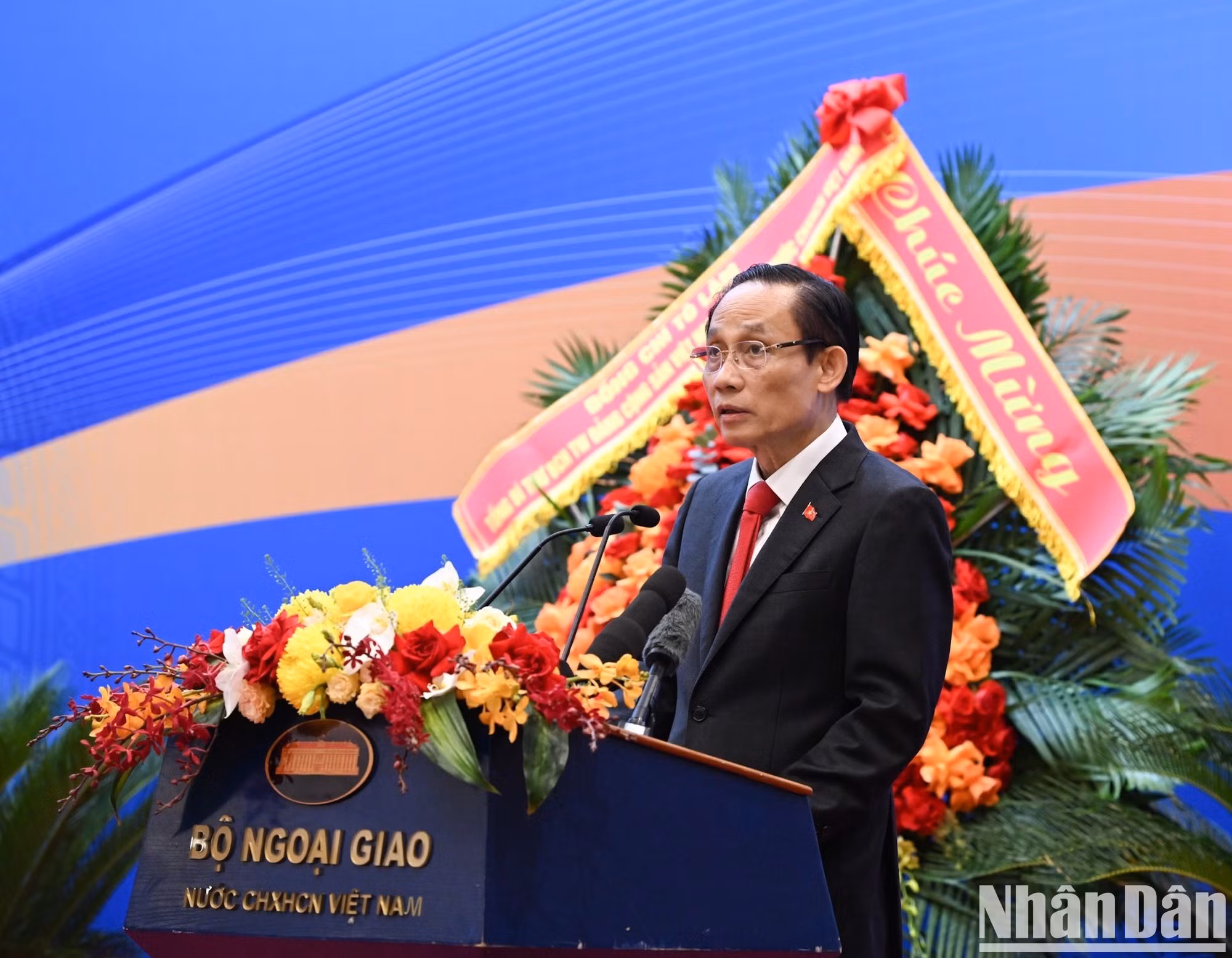 El miembro del Buró Político y ministro de Relaciones Exteriores, Le Hoai Trung, pronuncia el discurso inaugural del evento.