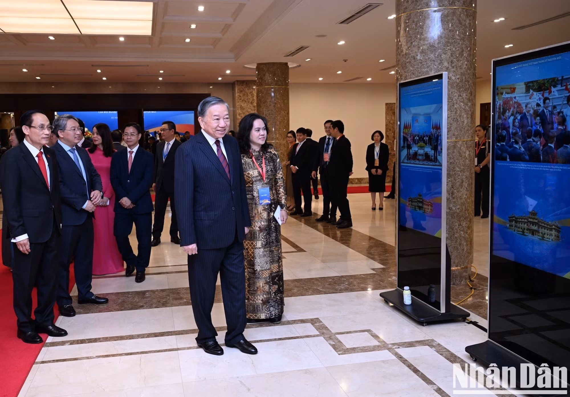 El máximo dirigente vietnamita visita la exposición fotográfica digital organizada en el marco de la conferencia.