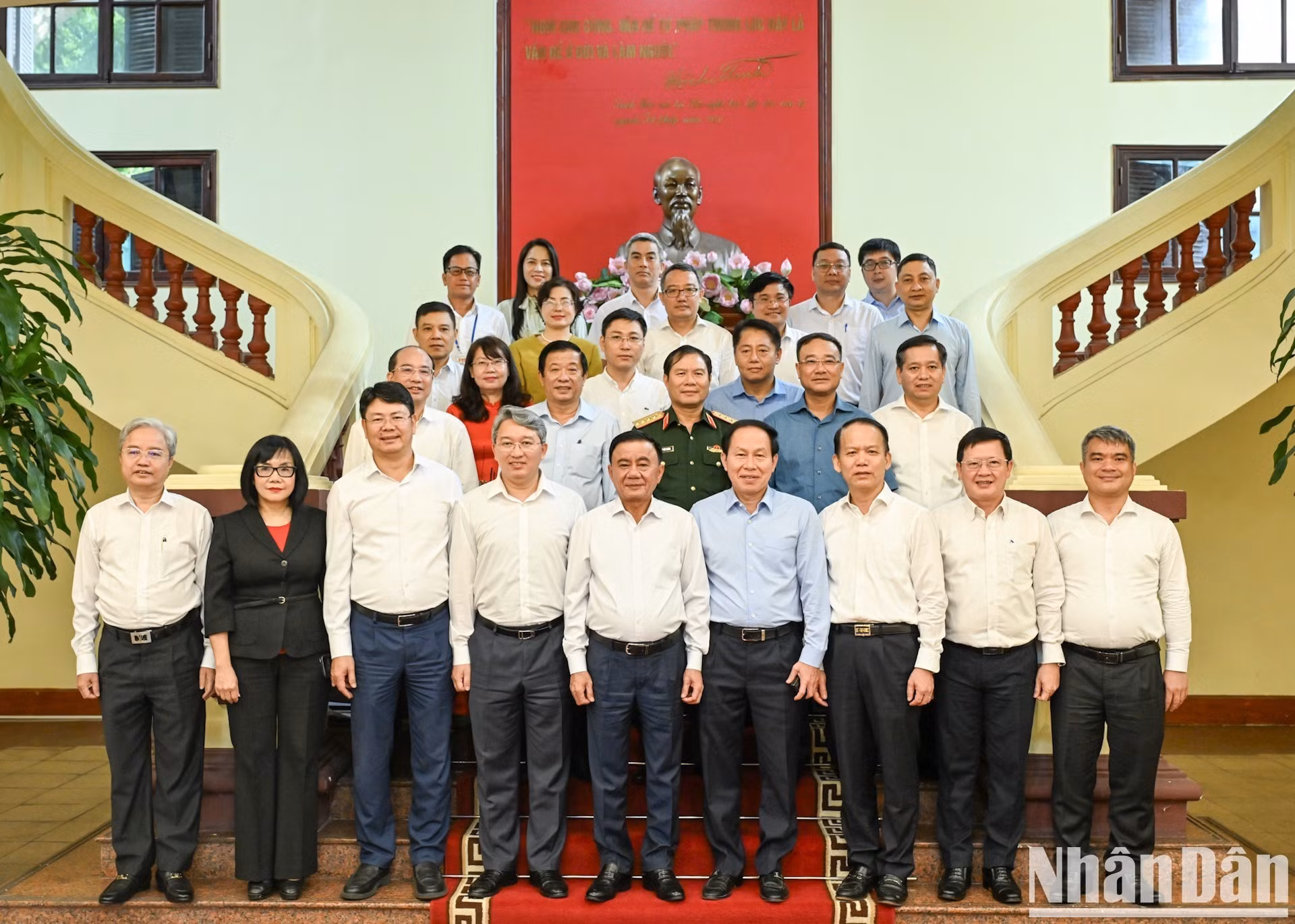 Truong Cam Tu, posa para una foto con los dirigentes del Ministerio de Justicia y los delegados.