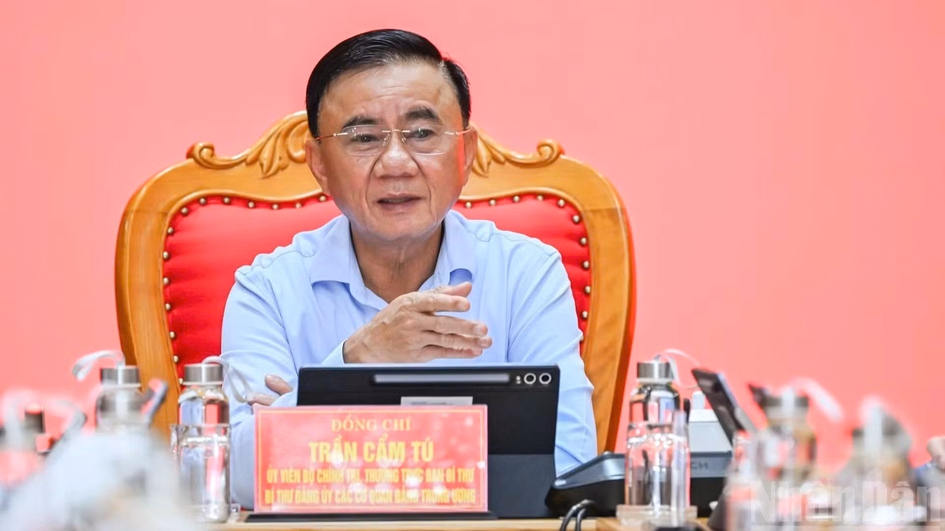 El miembro del Buró Político, integrante permanente del Secretariado del Partido Comunista de Vietnam y secretario del Comité partidista de los órganos centrales del Partido, Tran Cam Tu, preside la reunión.