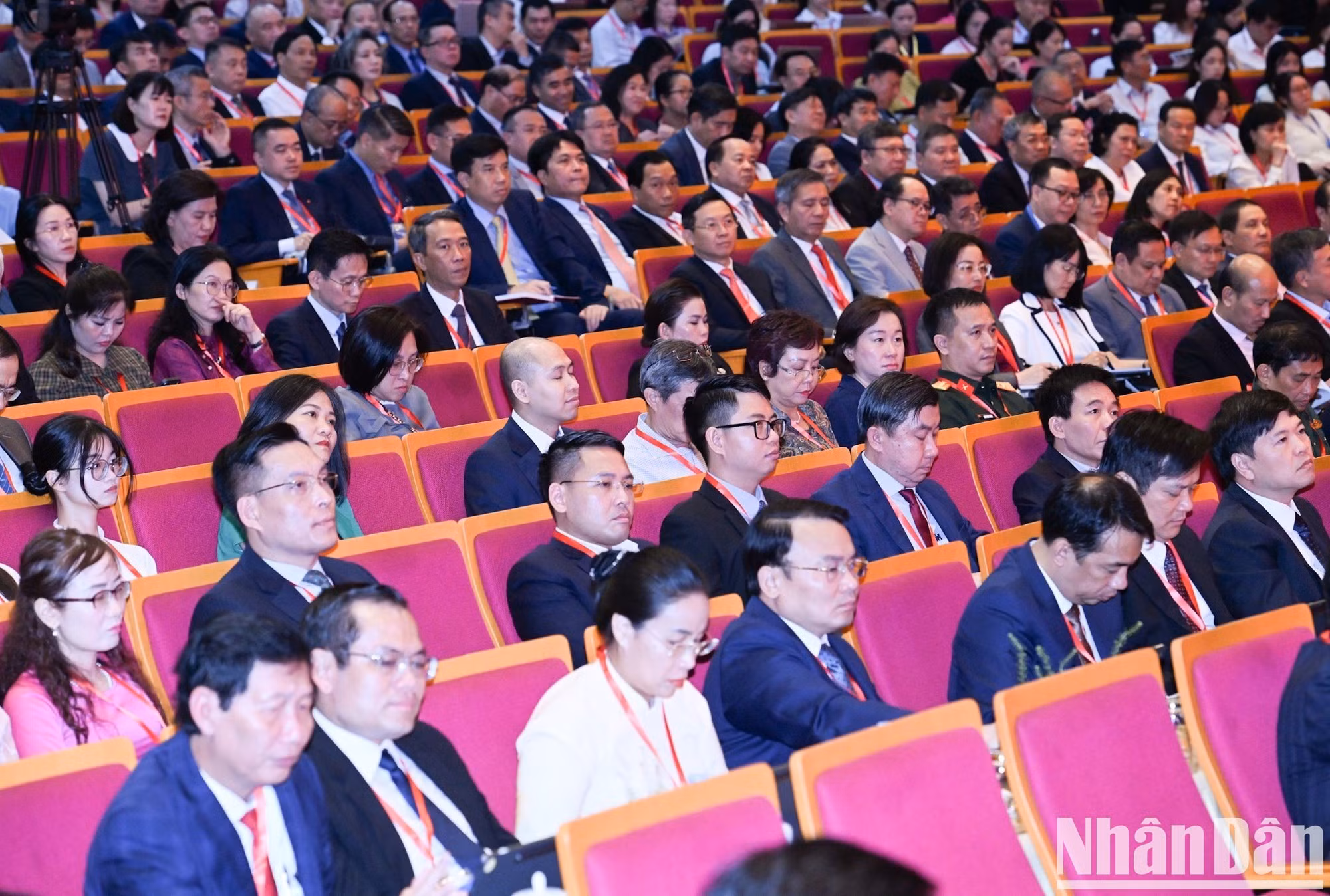 Asisten a la cita más de 300 delegados, entre ellos representantes de sectores, departamentos y agencias centrales; dirigentes de localidades y servicios de asuntos exteriores; embajadores y cónsules generales de Vietnam en el exterior; asociaciones empresariales y empresas, entre otros colectivos concernientes.