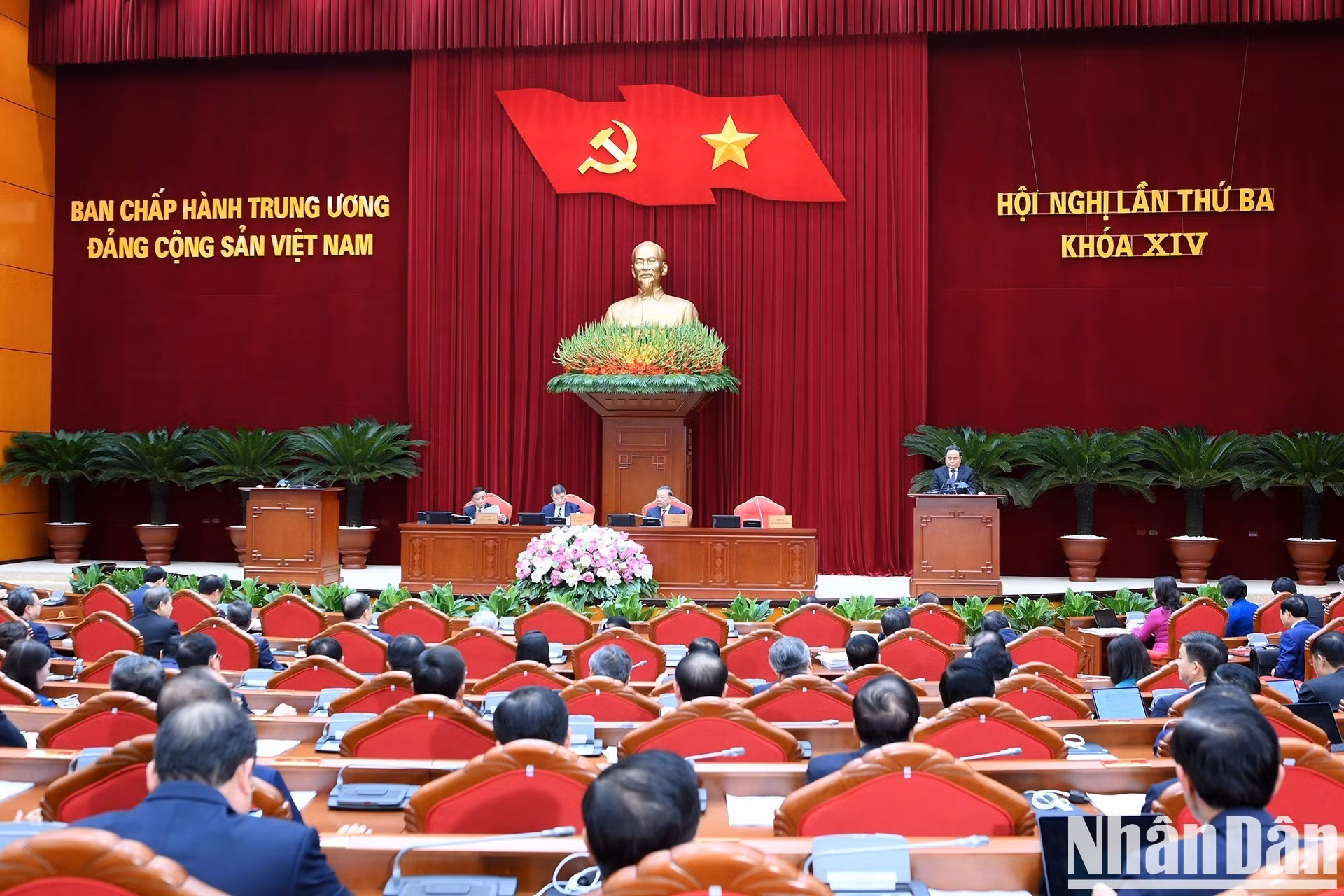 El miembro del Buró Político, presidente de la Asamblea Nacional de Vietnam, Tran Thanh Man, dirige la sesión de clausura del evento.