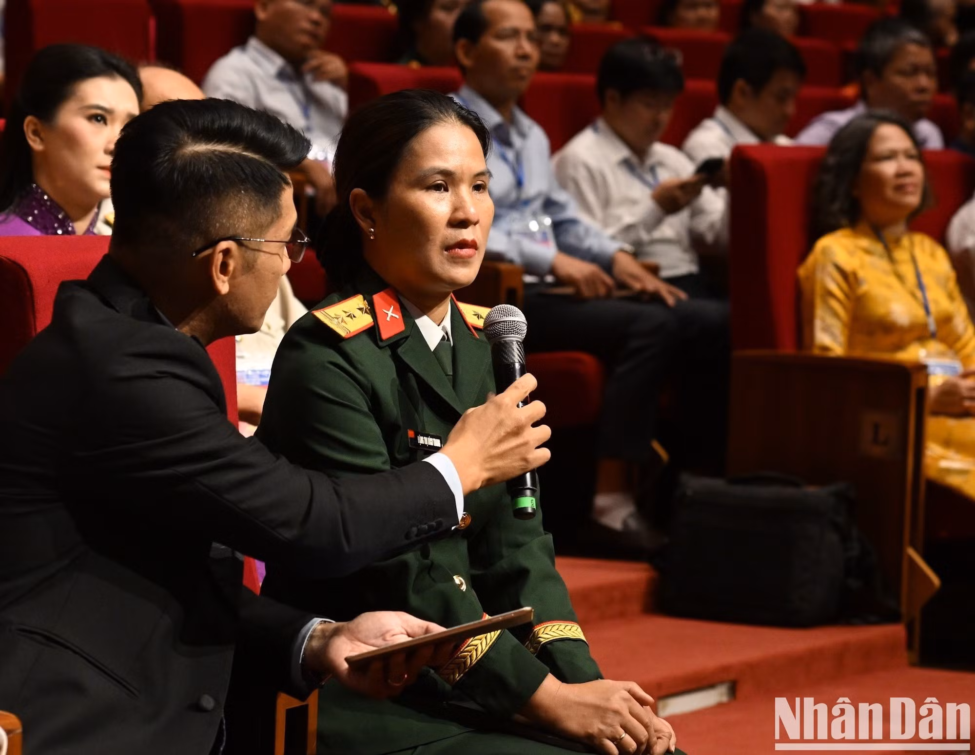La teniente coronel Dang Thi Bich Trang, esposa del extinto piloto militar Tran Thanh Nghi, invitada a hablar en la cita.