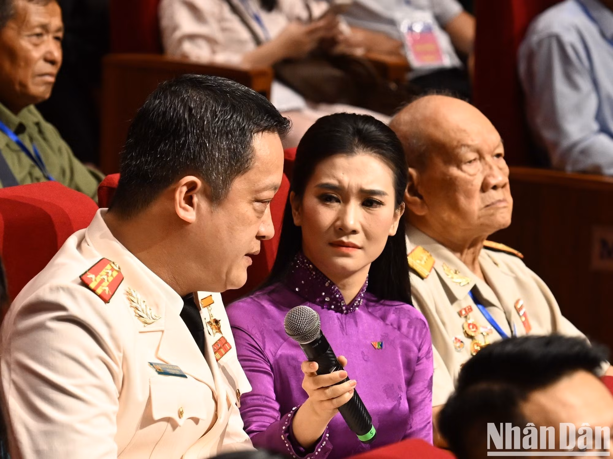 El coronel Nguyen Duc Cuong, Héroe de las Fuerzas Armadas Populares, vicedirector de la Seguridad Pública de la central provincia de Nghe An, comparte recuerdos.