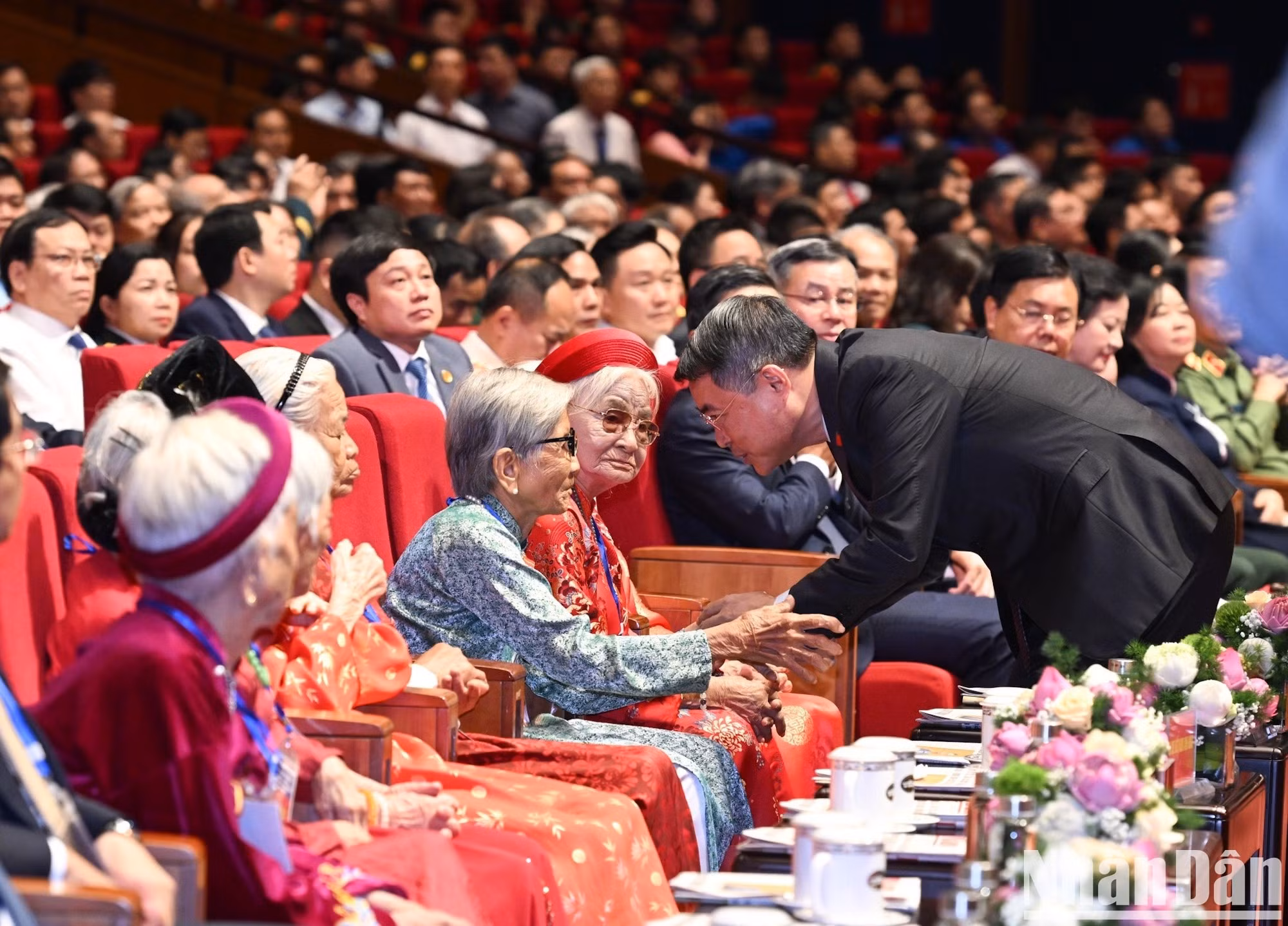 El primer ministro del país, Le Minh Hung, se reúne con Madres Heroicas Vietnamitas.