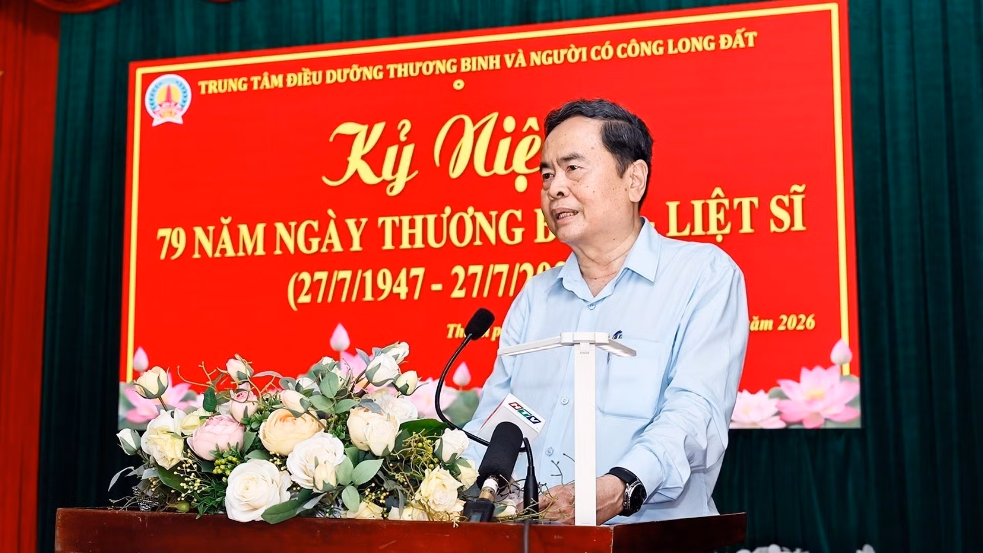 El presidente de la Asamblea Nacional de Vietnam, Tran Thanh Man, habla en el encuentro con los inválidos de guerra en el Centro de Rehabilitación para Inválidos de Guerra de Long Dat.