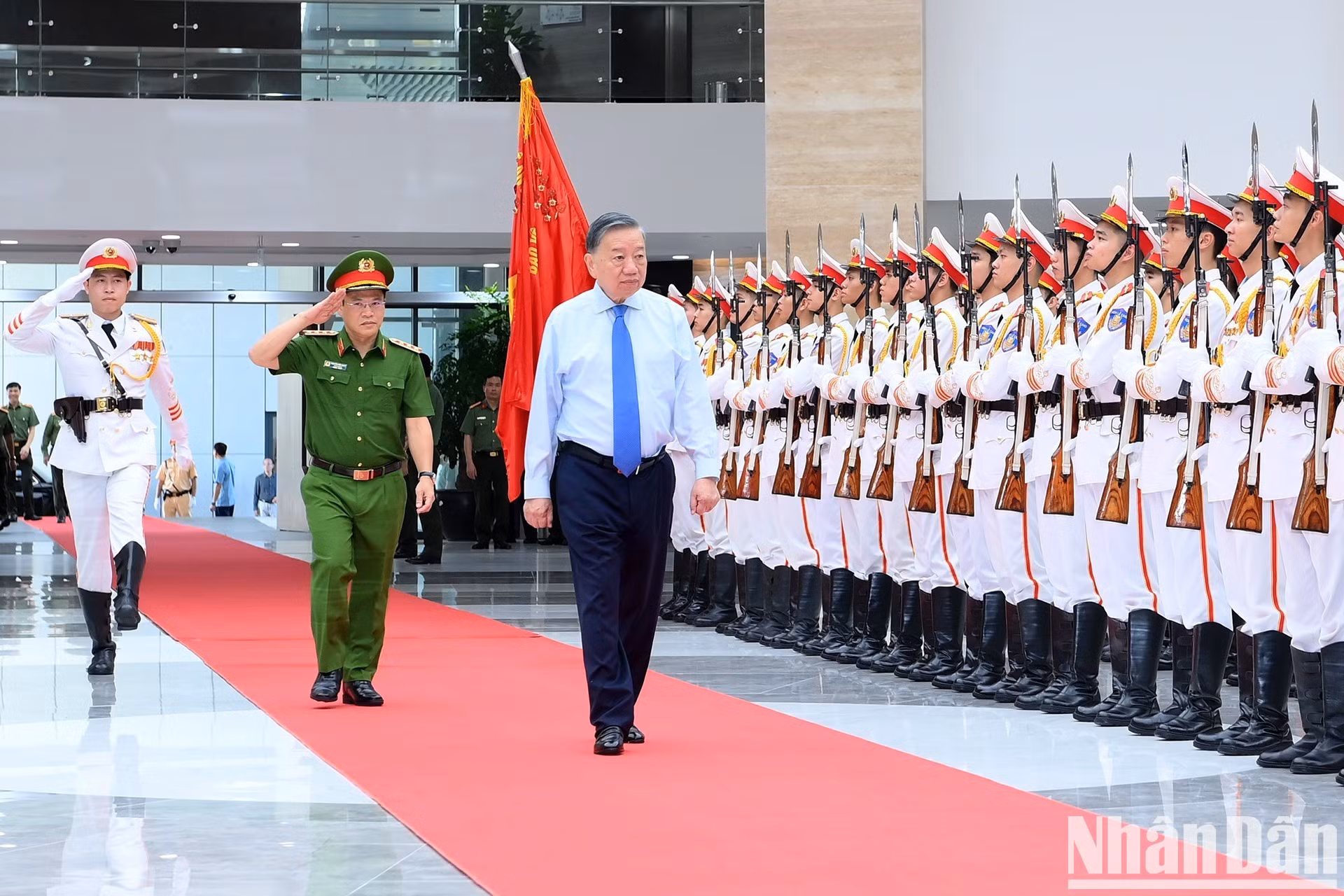 El secretario general del Partido Comunista y presidente de Vietnam, To Lam, pasa revista a la guardia de honor de la Seguridad Pública Popular.