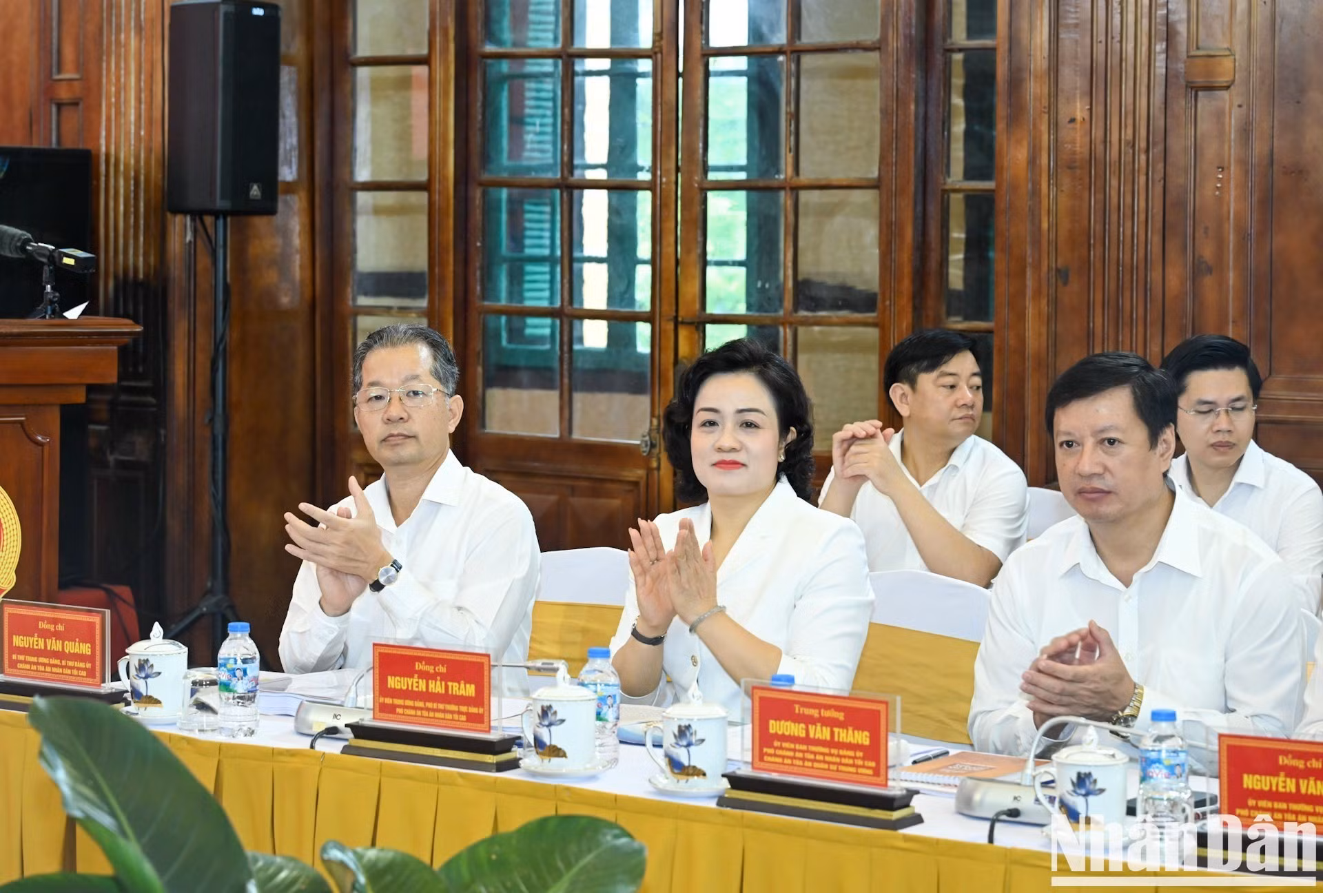 El presidente del Tribunal Popular Supremo, Nguyen Van Quang (al frente, primero a la izquierda), y miembros de la Junta Permanente del Comité del PCV en esa entidad.