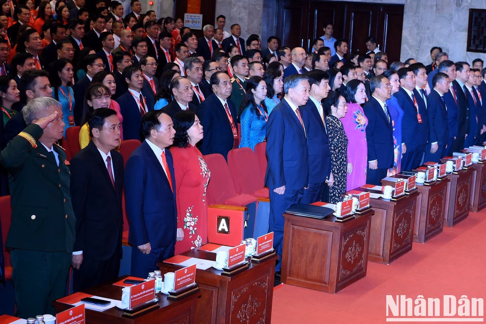 El secretario general del Partido Comunista y presidente de Vietnam, To Lam, y otros invitados realizan el acto de saludo a la bandera.