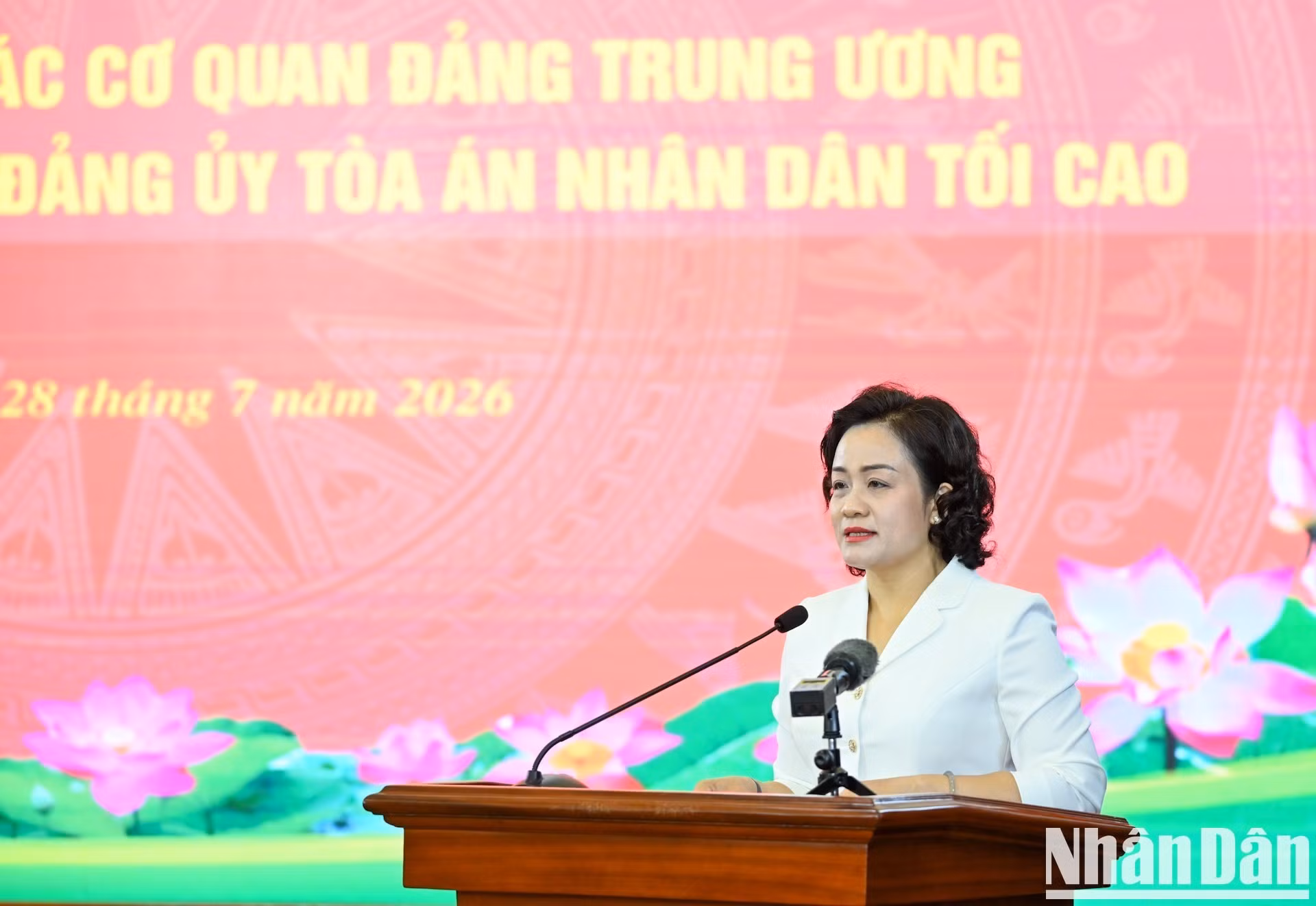 La vicepresidenta permanente del Tribunal Popular Supremo, Nguyen Hai Tram, expone un informe.