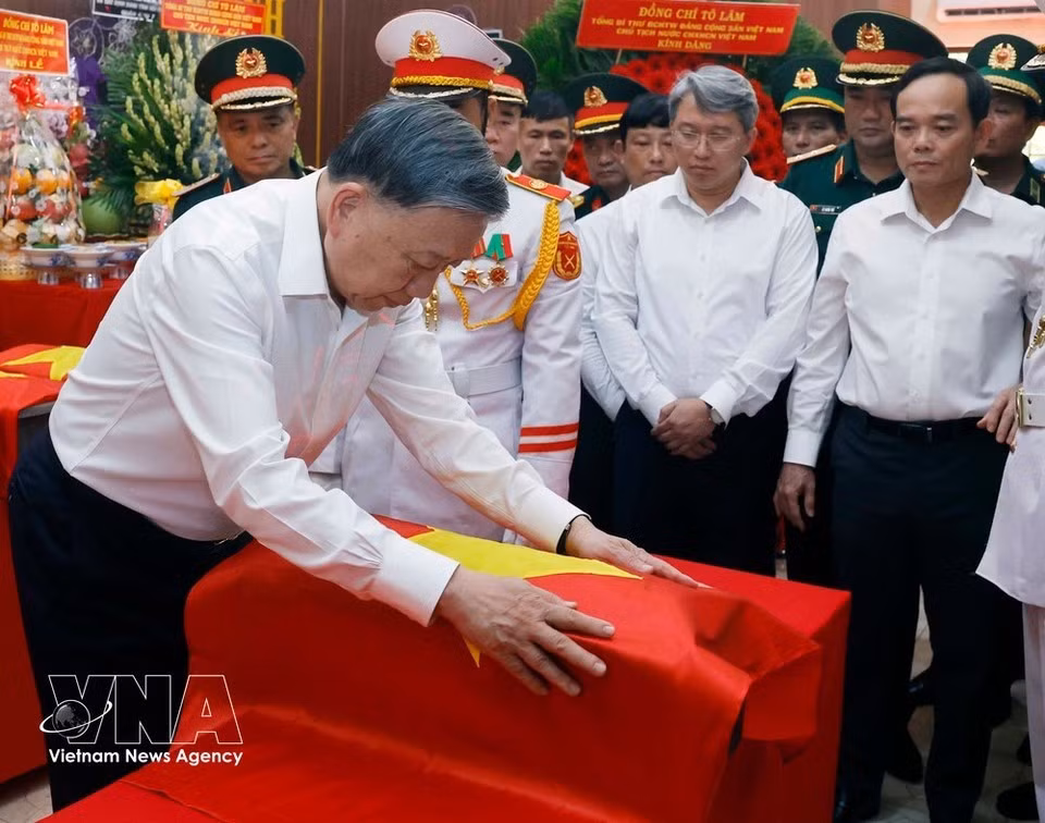 El 17 de julio de 2026, el secretario general del Partido Comunista de Vietnam y presidente de la República, To Lam, visitó e inspeccionó a las fuerzas encargadas de la búsqueda y recuperación de los restos de mártires en el parque Le Thi Rieng, en Ciudad Ho Chi Minh. (Foto: VNA)
