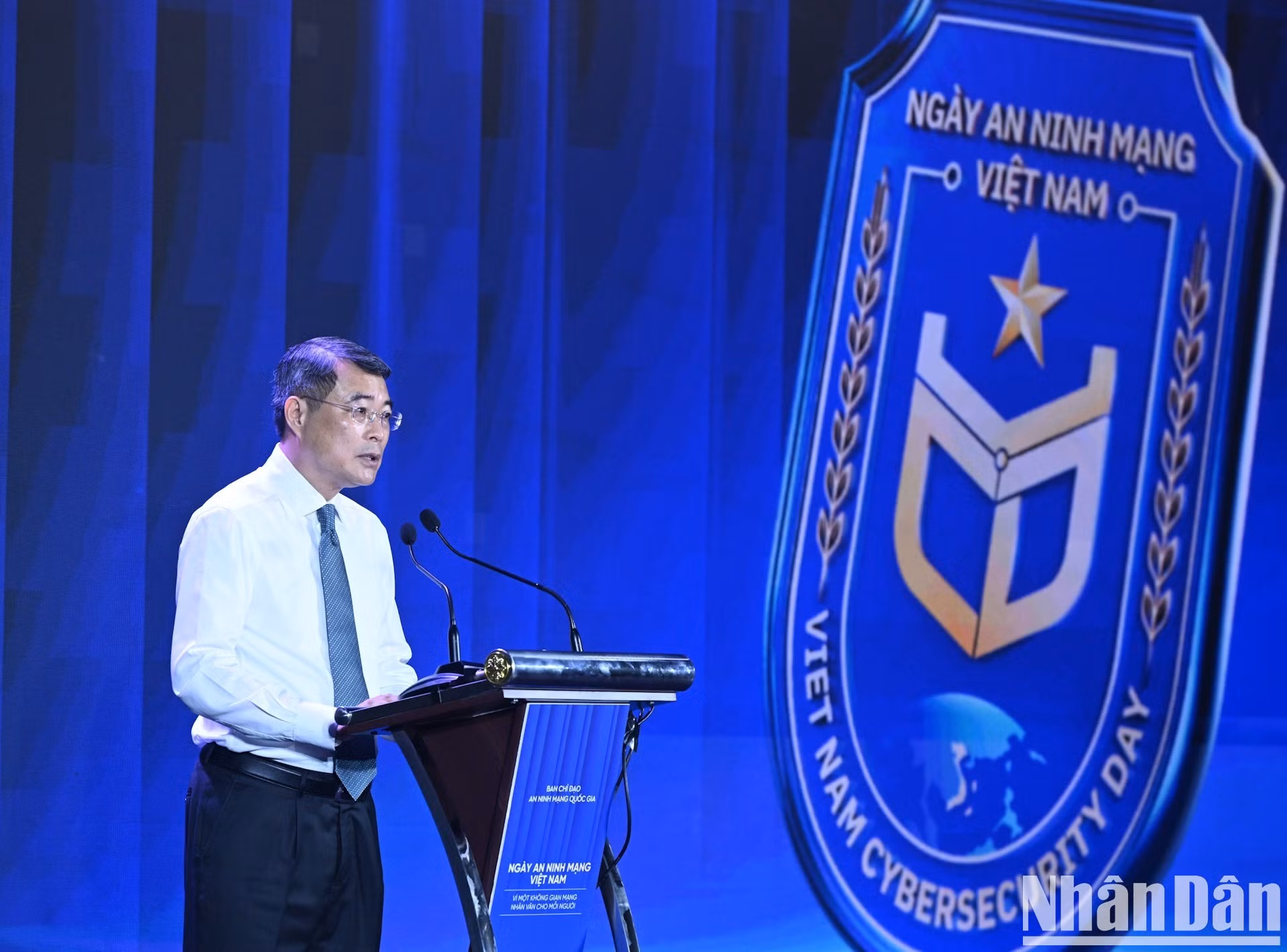 El primer ministro Le Minh Hung habla en la cita.