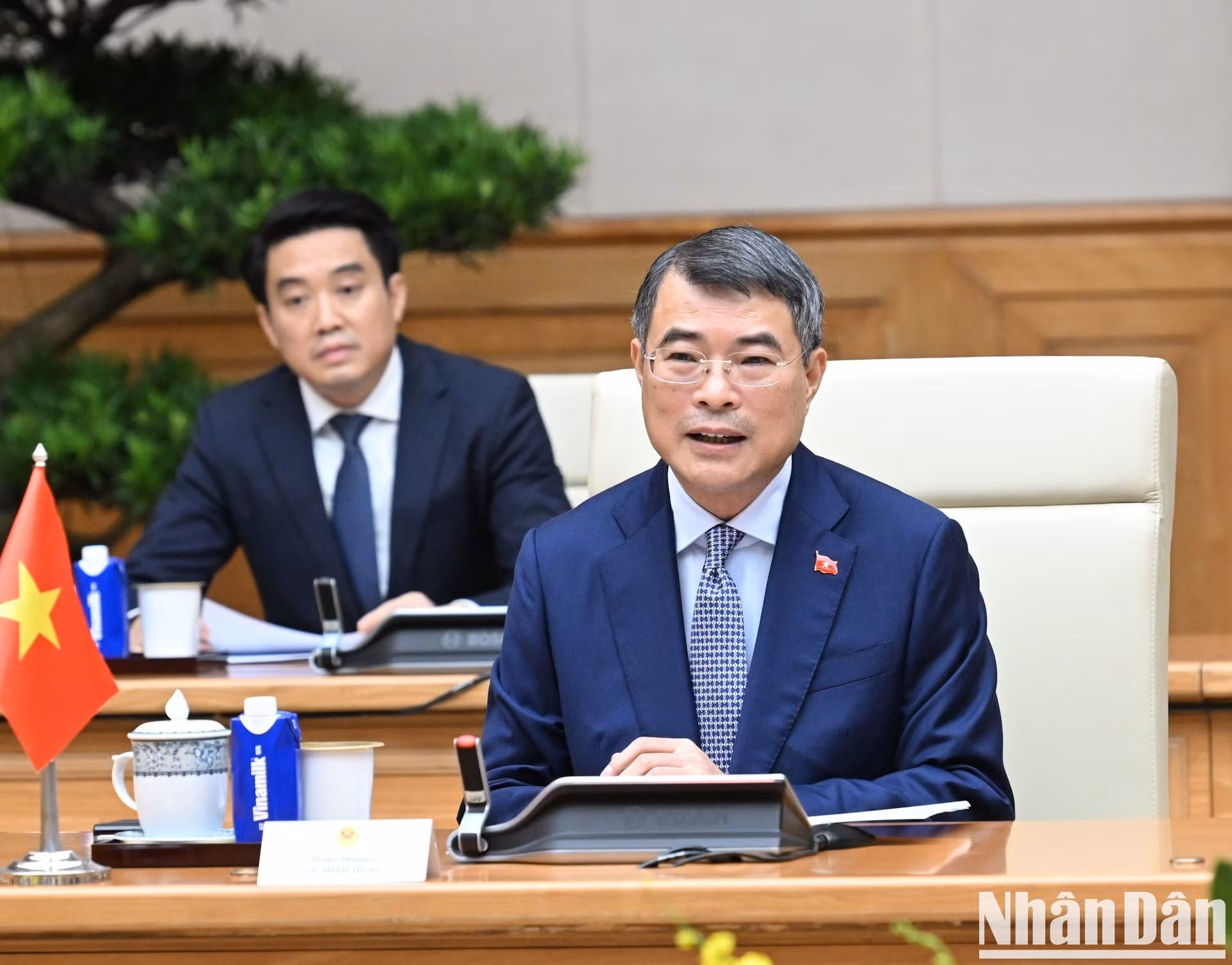 El primer ministro Le Minh Hung habla en el evento.