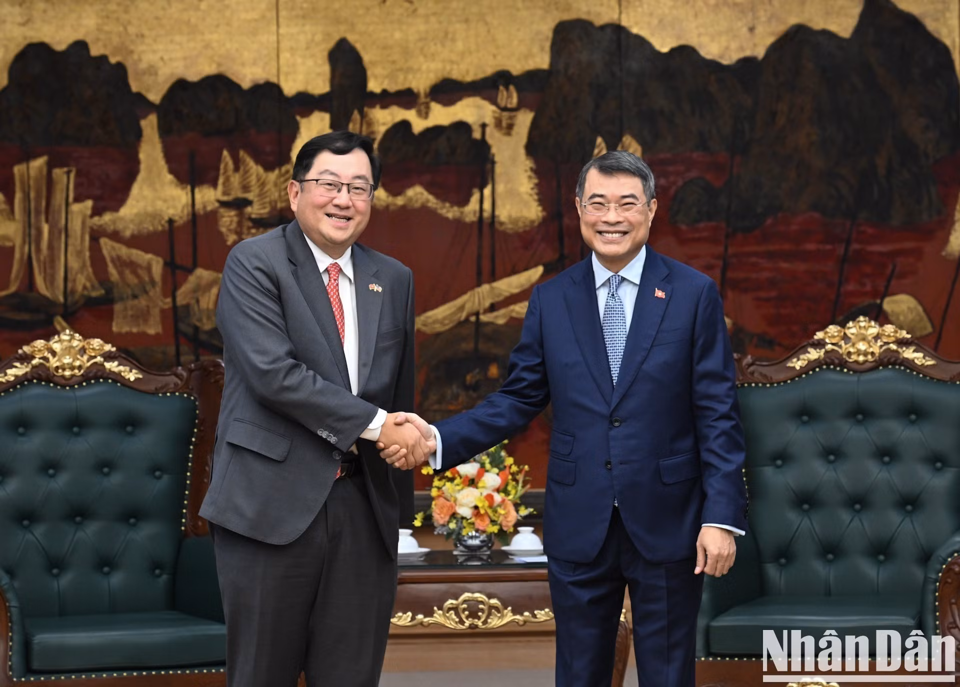 El primer ministro de Vietnam, Le Minh Hung, recibe al embajador de Malasia, Tan Yang Thai.