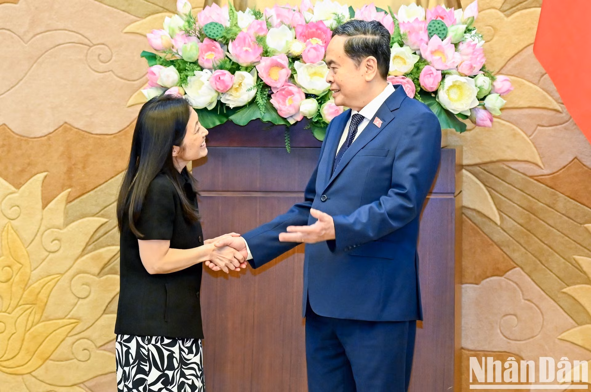El presidente de la Asamblea Nacional de Vietnam, Tran Thanh Man, felicita a la embajadora de Estados Unidos Jennifer Wicks con motivo del inicio de su misión diplomática en el país.