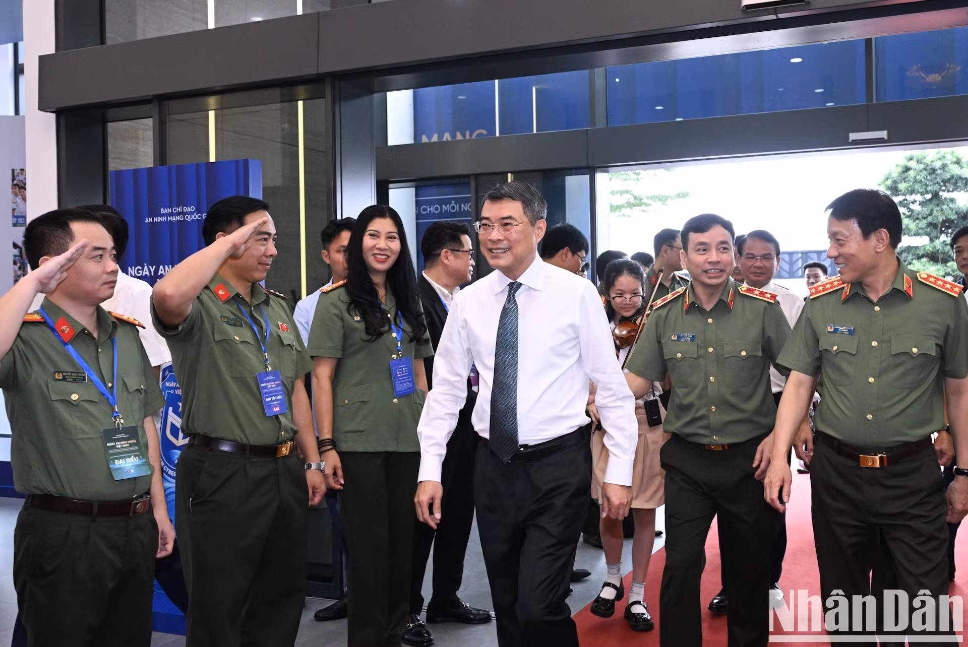 El primer ministro de Vietnam y jefe del Comité Directivo Nacional de Ciberseguridad, Le Minh Hung, llega al evento.